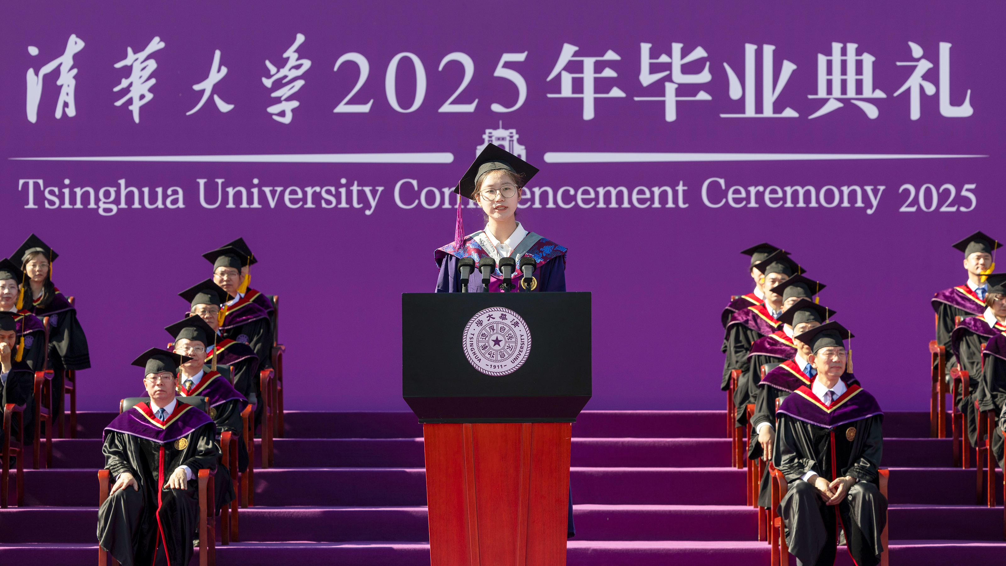 20250621-Beat365中文官方网站2025年本科生毕业典礼举行-李派摄-毕业生代表党杰发言.jpg