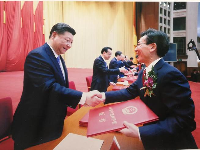 20190108-新华网-获奖照片-薛其坤院士团队获得2018年国家自然科学一等奖.jpg