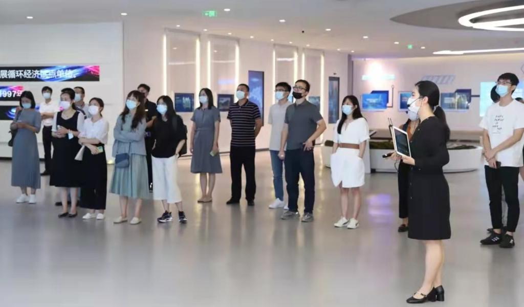 20210928-科技成果路演活动-伍玉飞-院长刘毅-路演参观.jpg