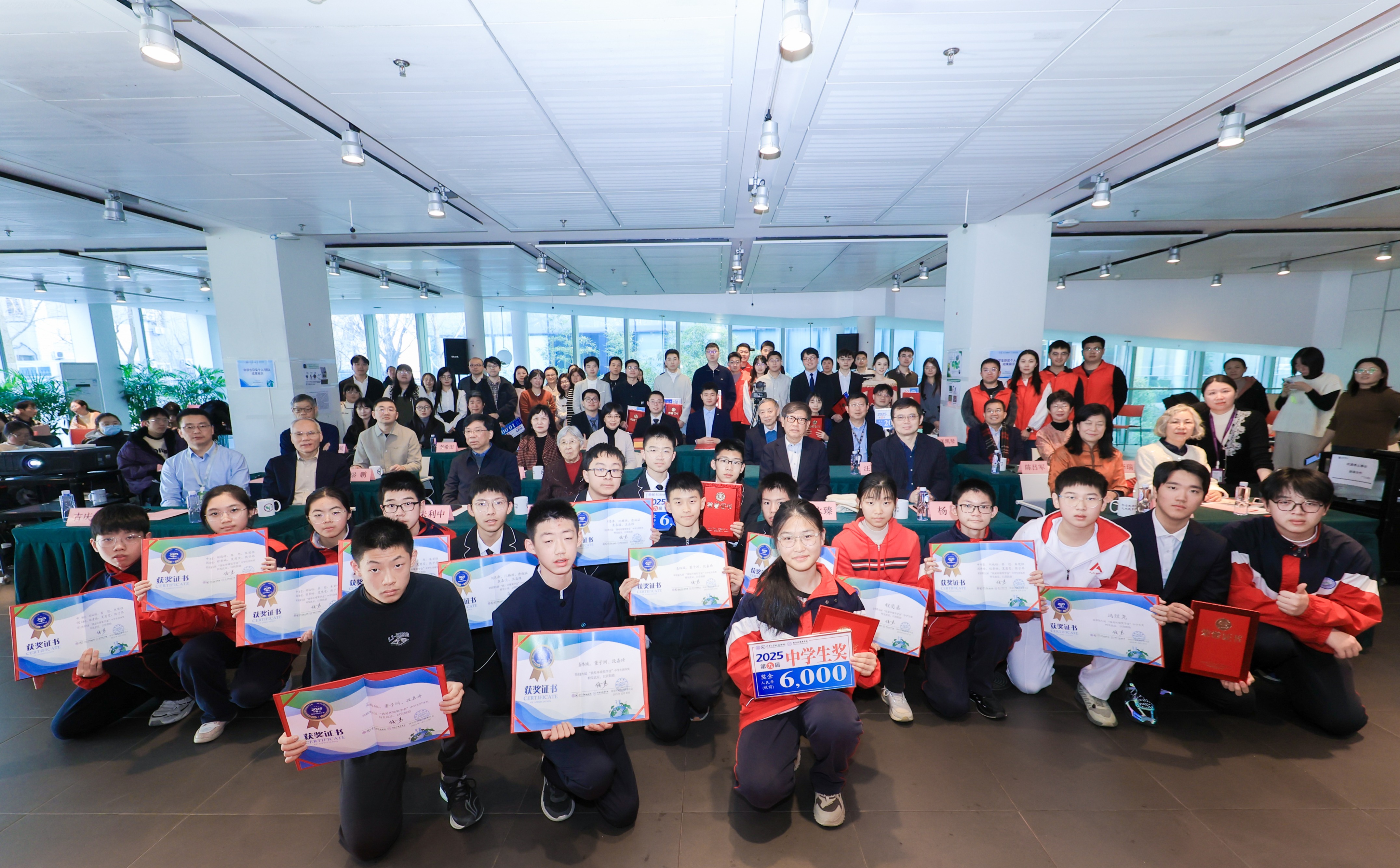 20251227-第九届钱易环境奖学金获奖者学术成果报告与颁奖会举行-嘉艺-与会人员合影.jpg