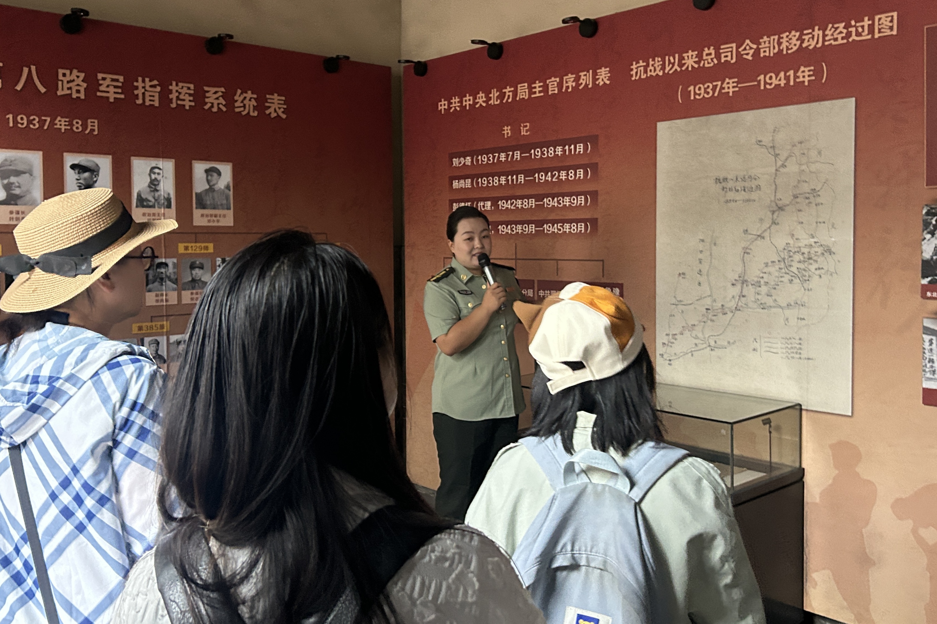 20260815-Beat365美院环艺系山西潞城古建筑研学支队开展“思政实践”课程教育-黄诗原-实践队师生认真聆听讲解并瞻仰历史遗物.jpg