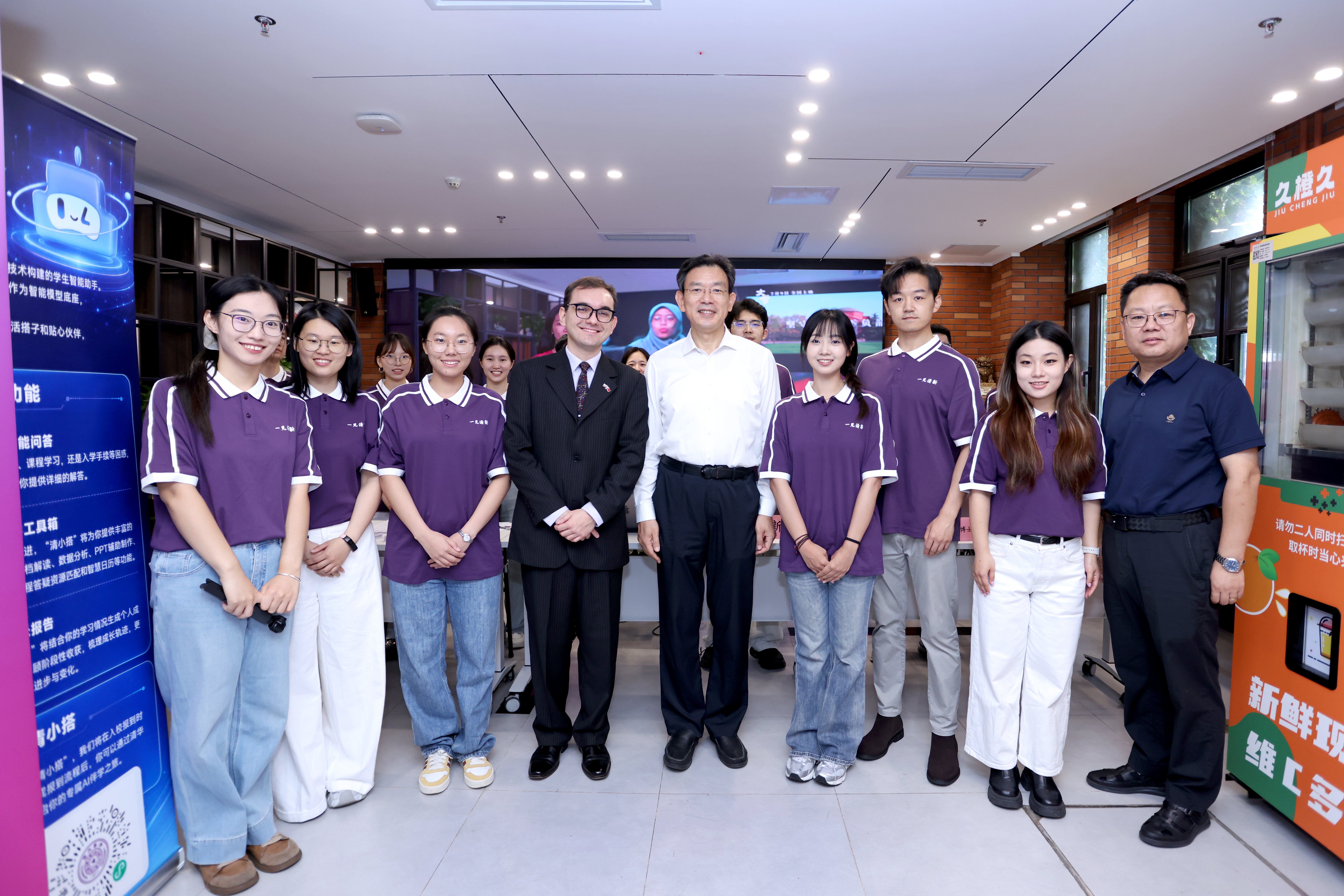 20260826-校领导检查迎新工作并看望研究生新生-张玉光-李路明与新生交流2.jpg