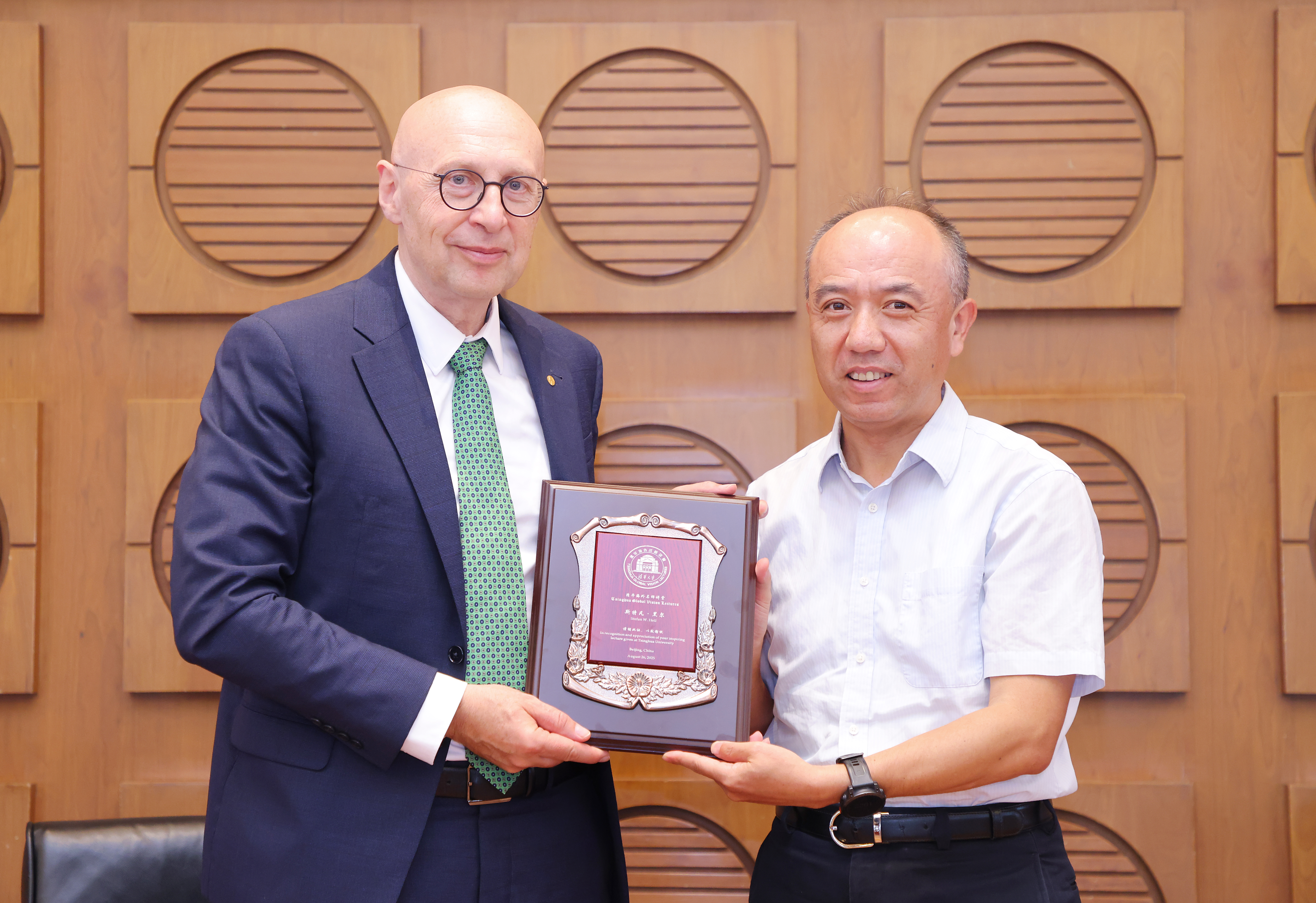 20250826-2014年诺贝尔化学奖得主做客Beat365海外名师讲堂-王宏伟向斯特凡·黑尔赠送Beat365海外名师讲堂纪念牌-赵青松.jpg