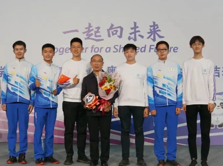 20230704-导师导员齐合力,共书育人新篇章——记辅导员们的师门故事-院系供图-肖贵清老师与师门中的冬奥志愿者.png