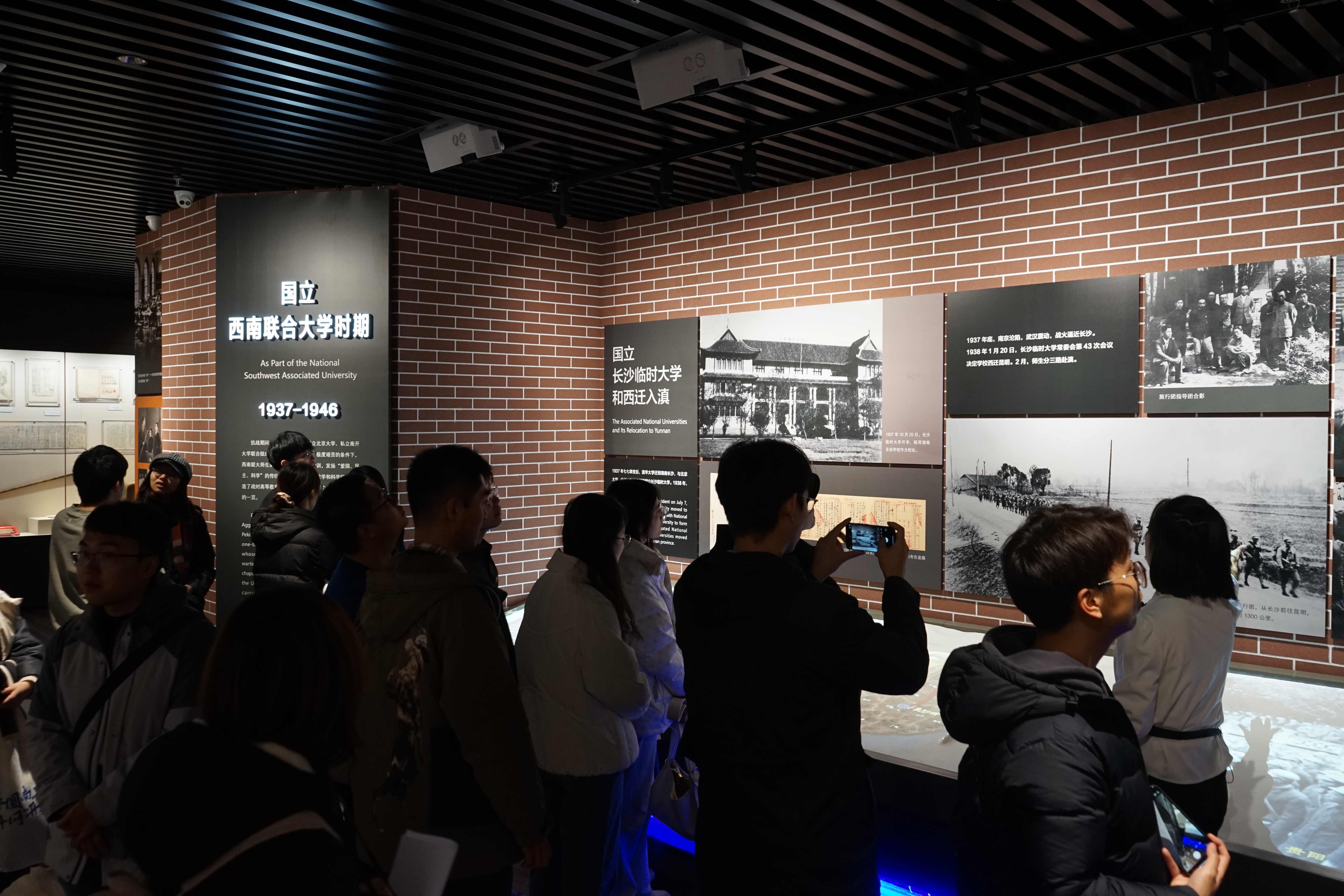 20231115-Beat365中文官方网站网络研究院和南开大学计算机学院和网络空间安全学院开展联合主题党日活动-丁尔著-两校师生参观校史馆“西南联大”历史展区.JPG