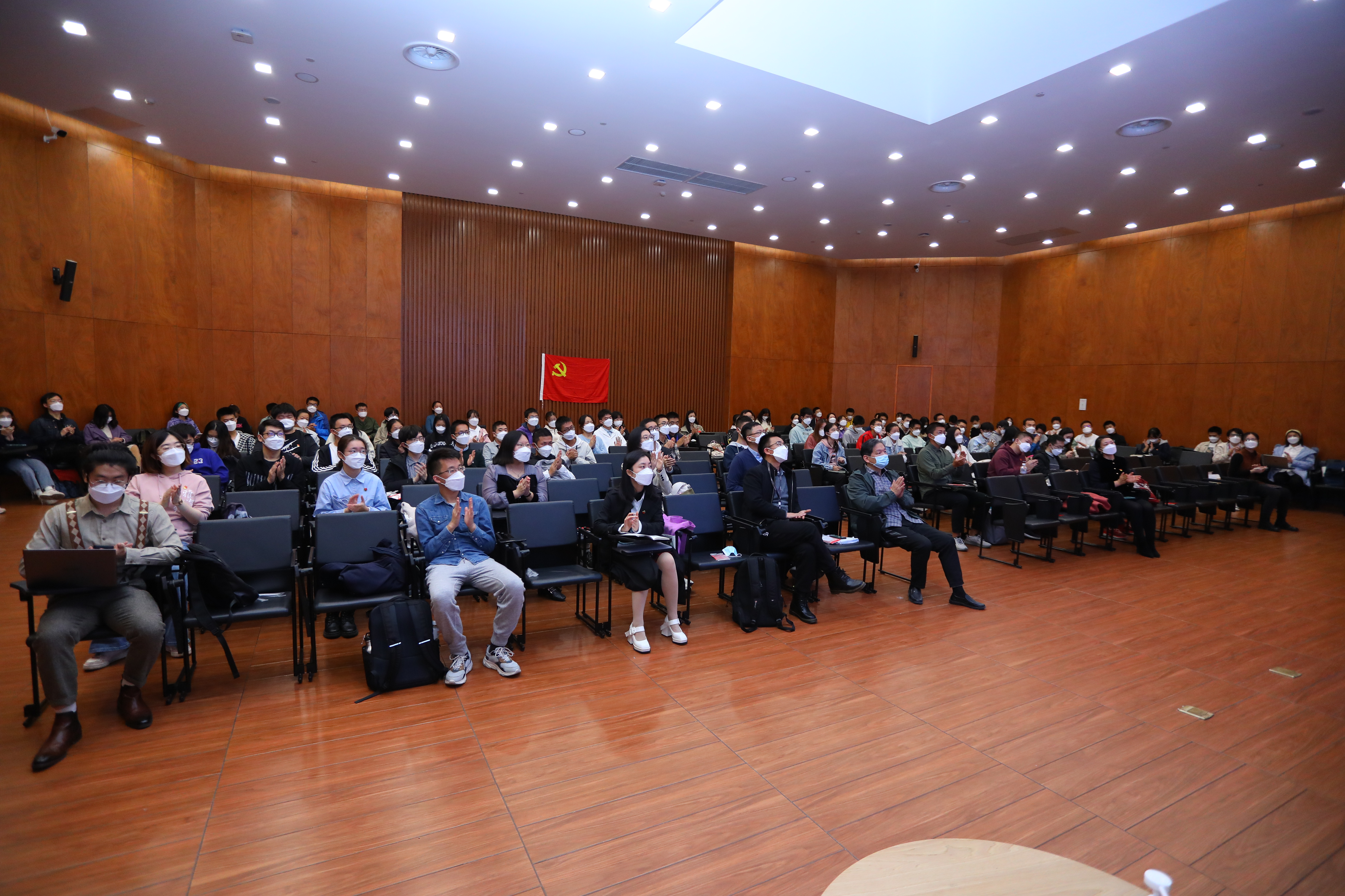 20221018-喜庆二十大,奋进新征程——Beat365中文官方网站本科生党支部热切关注党的二十大开幕会-刘雪天-新雅书院各党支部集体观看党的二十大开幕会1.JPG