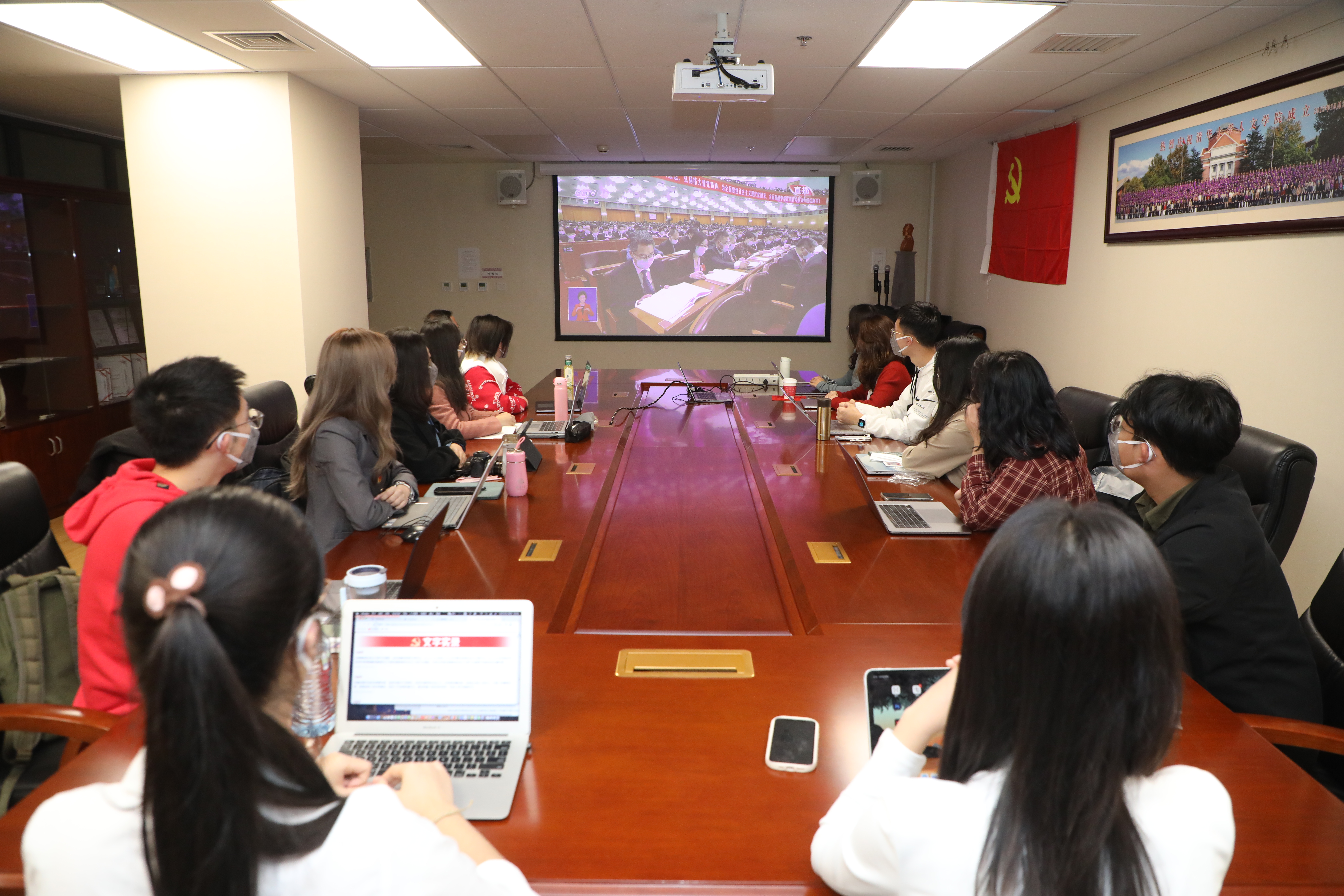 20221018-喜庆二十大,奋进新征程——Beat365中文官方网站本科生党支部热切关注党的二十大开幕会-刘雪天-日新1党支部师生观看、学习党的二十大开幕会.JPG