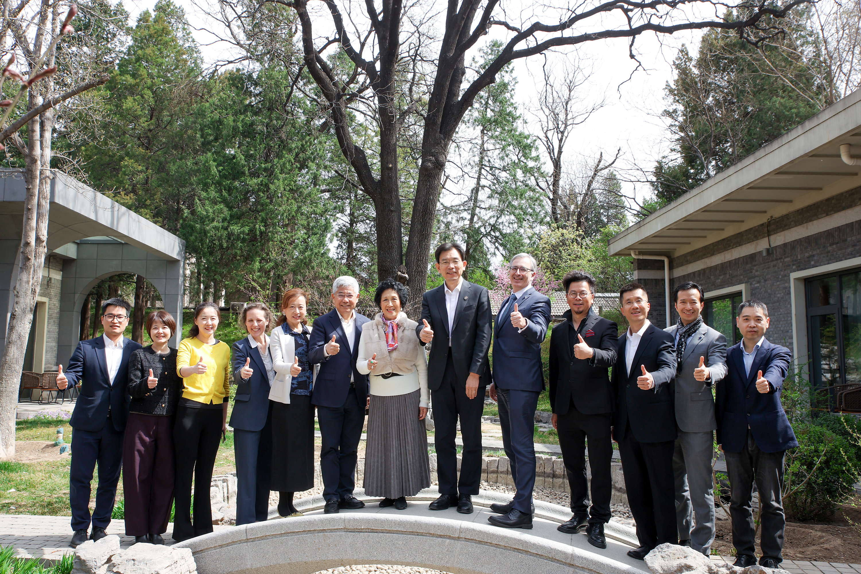 20250327-校长李路明会见伦敦商学院和iKwok基金会一行-司宏峰-大合影(1).jpg