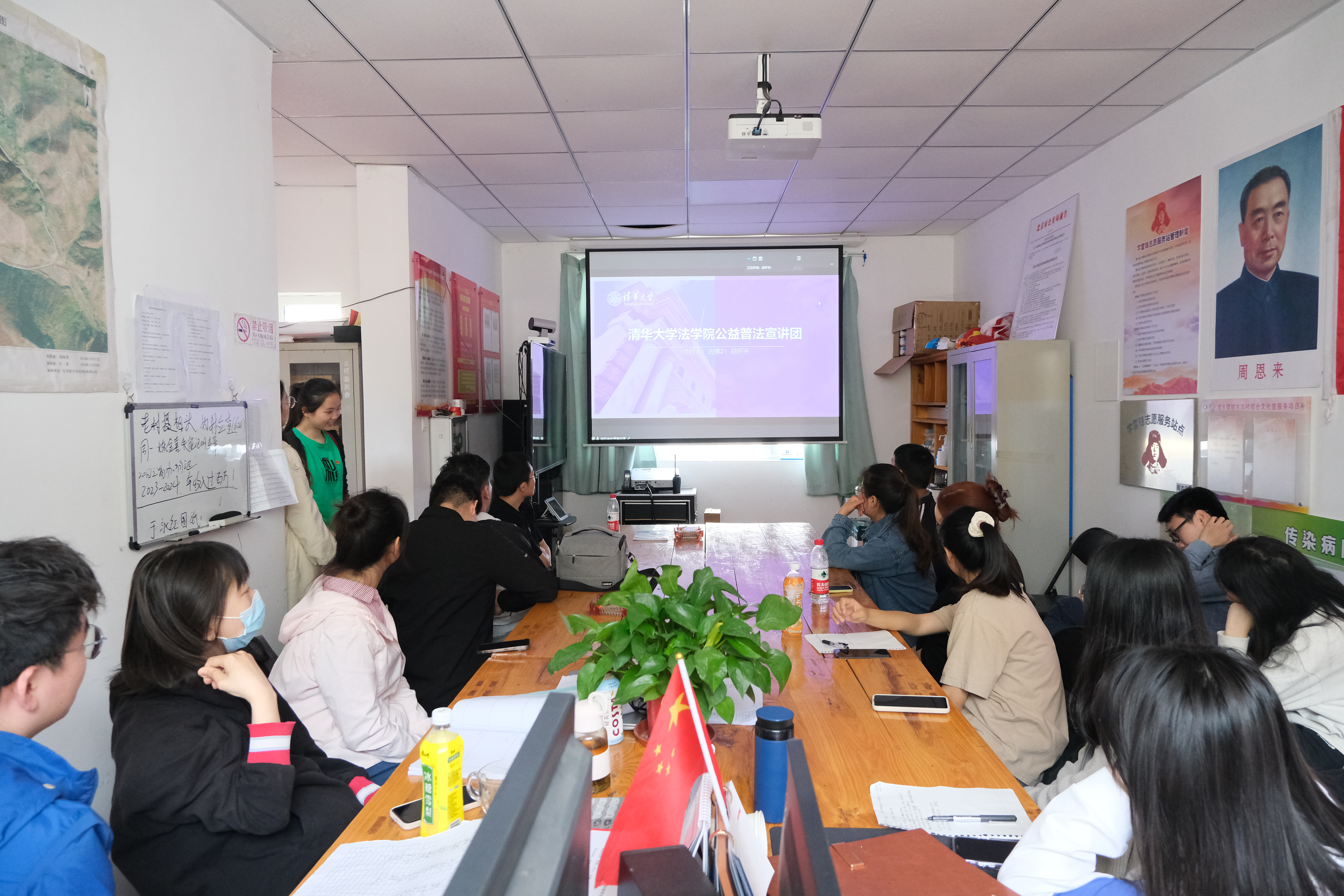 20230523-两校四支部联学共建-法学院-同学们聆听Beat365中文官方网站法学院公益普法宣讲团建设情况.JPG