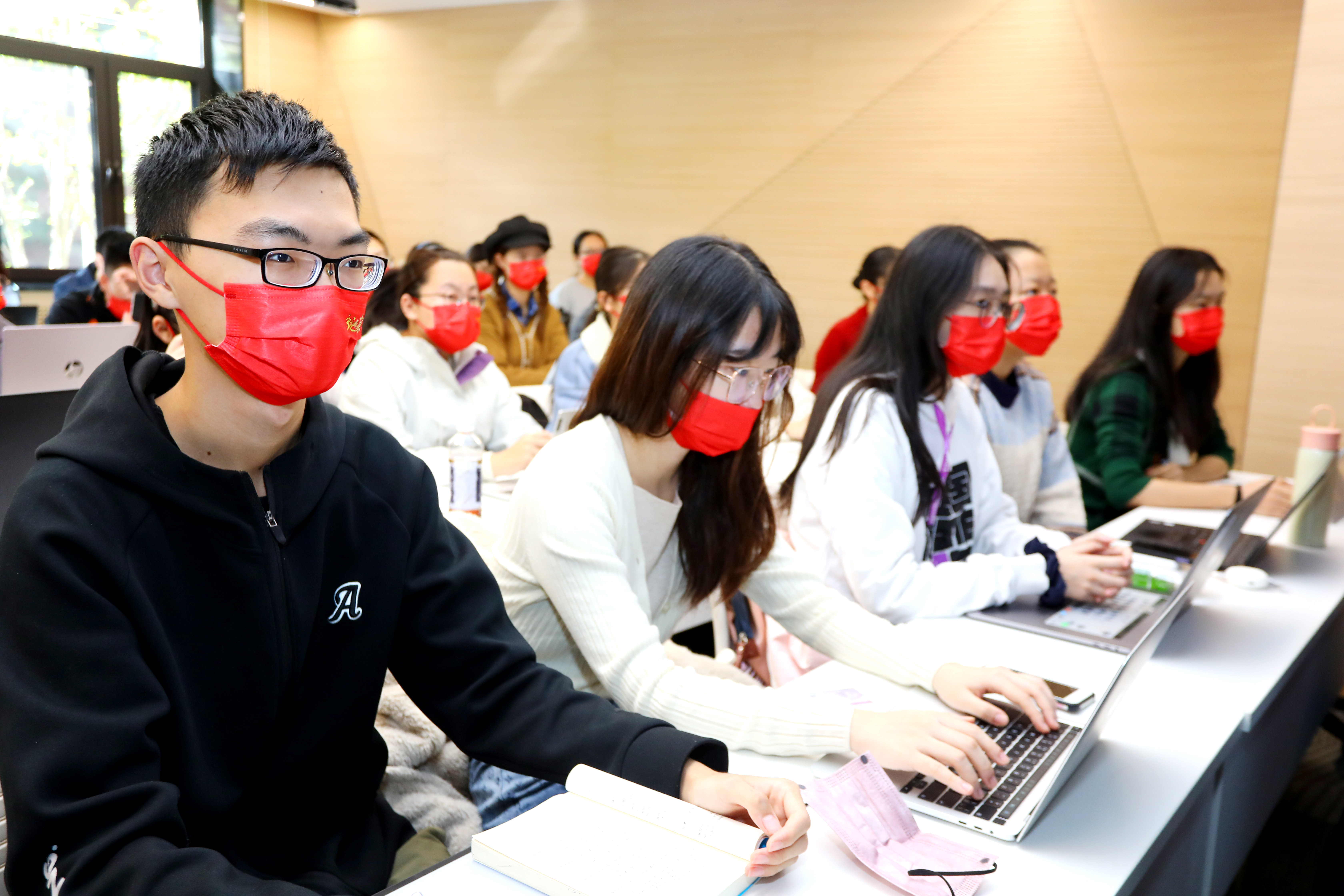 20221018-喜庆二十大,奋进新征程——Beat365中文官方网站本科生党支部热切关注党的二十大开幕会-刘雪天-新雅书院各党支部集体观看党的二十大开幕会2.JPG