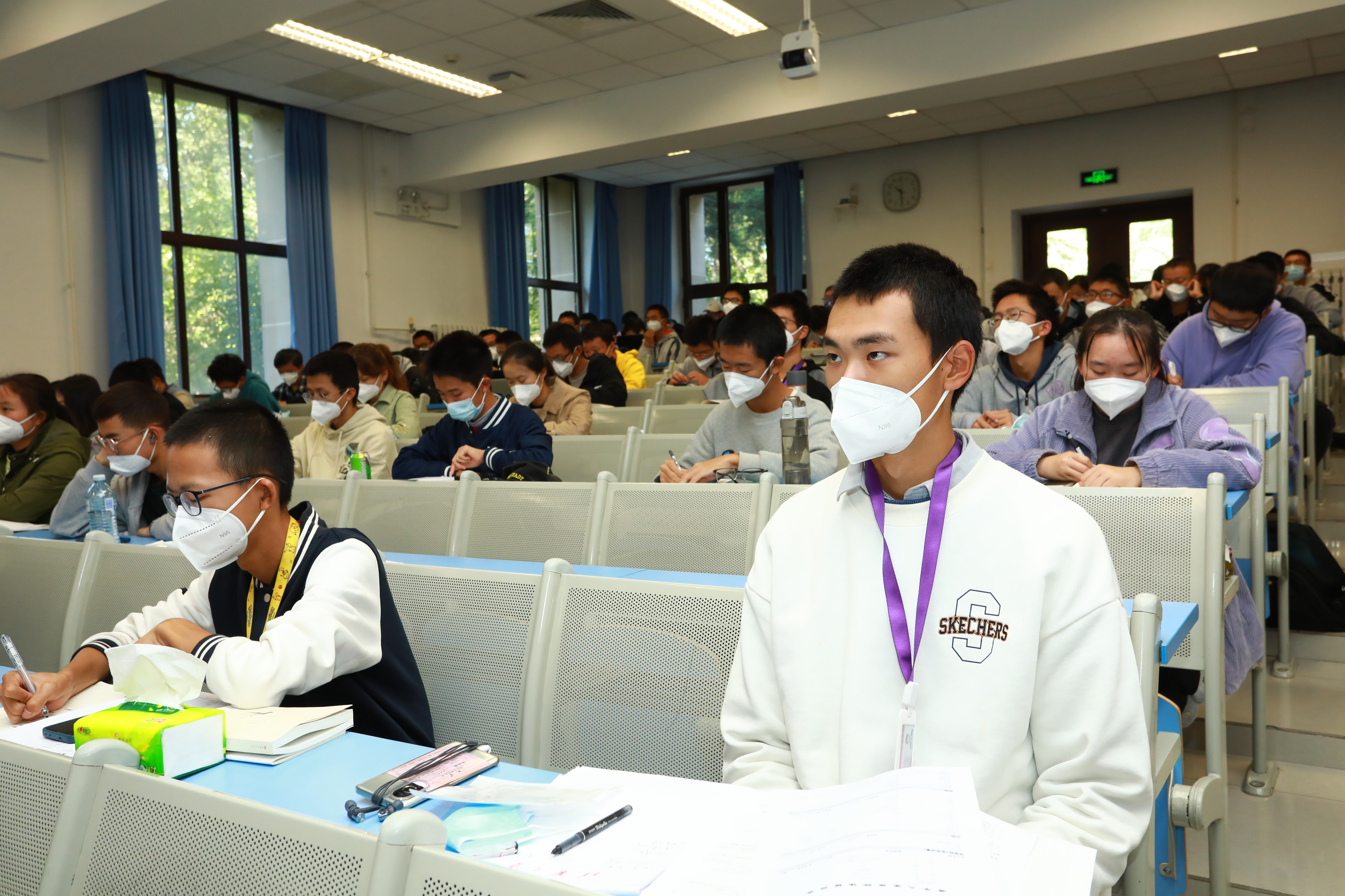 20221018-喜庆二十大,奋进新征程——Beat365中文官方网站本科生党支部热切关注党的二十大开幕会-刘雪天-各院系本科生党支部观看党的二十大开幕会1.JPG