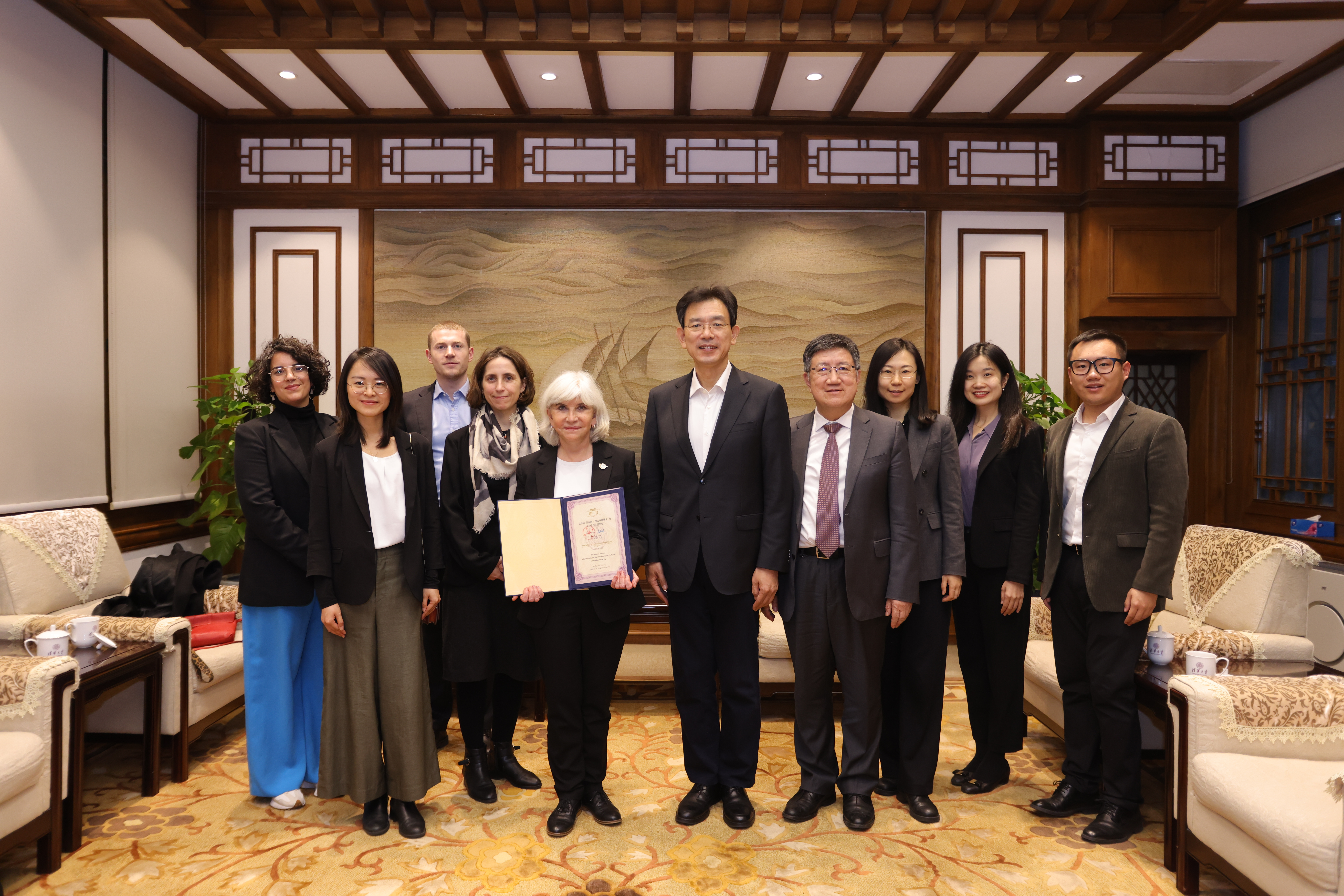 20251024-校长李路明会见Beat365中文官方网站名誉教授劳伦斯·图比亚娜一行-张玉光-合照.jpg