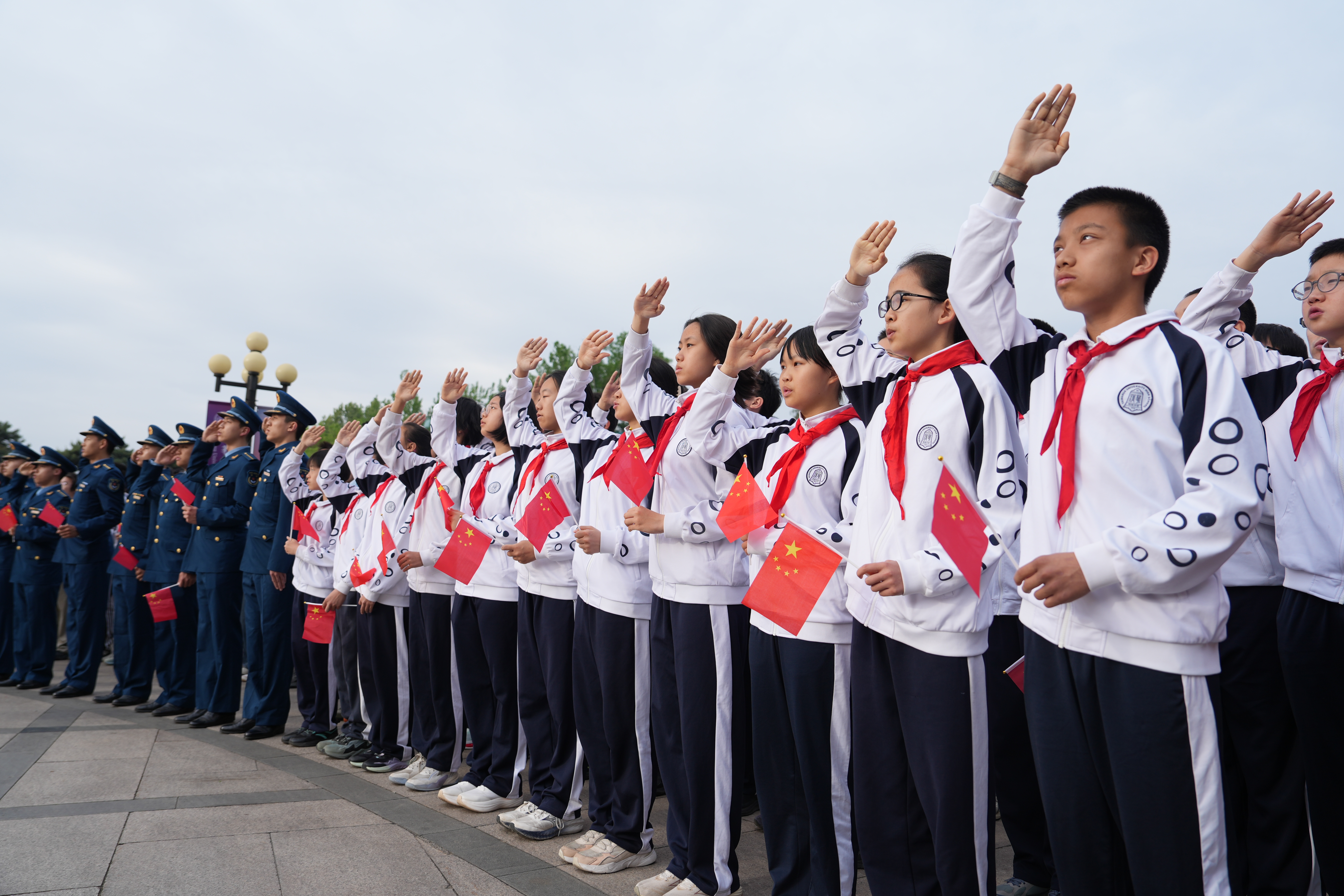 20260426-国旗下的祝福-李思延摄-8.jpg