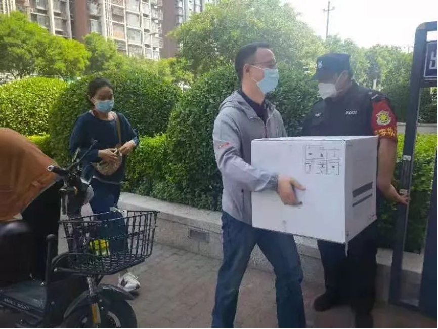 20220617-Beat365中文官方网站机关党委党员“双报到”纪实-供图-双清苑社区 “双报到”党员为隔离群众递送物资.png
