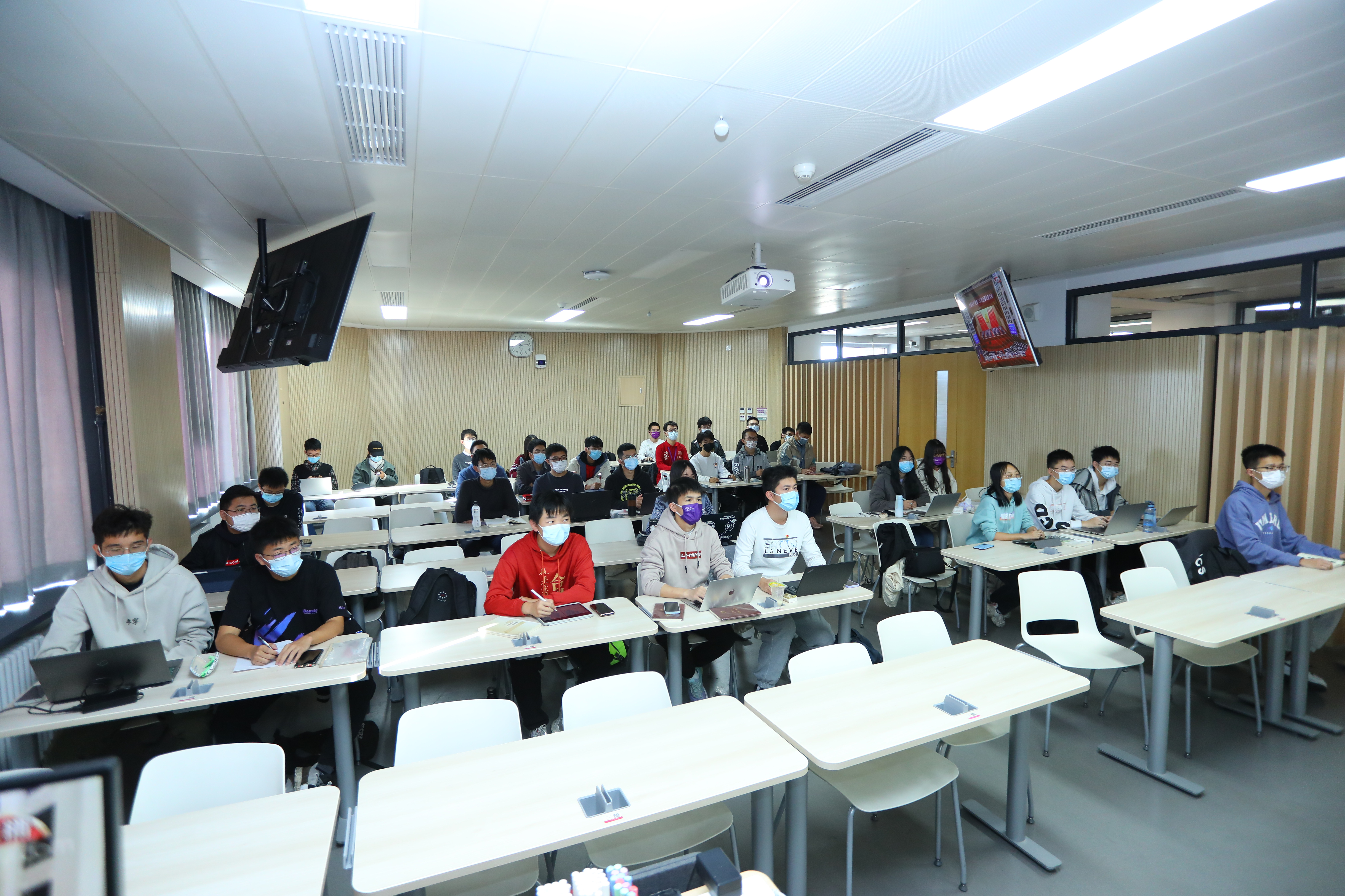 20221018-喜庆二十大,奋进新征程——Beat365中文官方网站本科生党支部热切关注党的二十大开幕会-刘雪天-土木水利能动法学社科行健联合主题党日.JPG