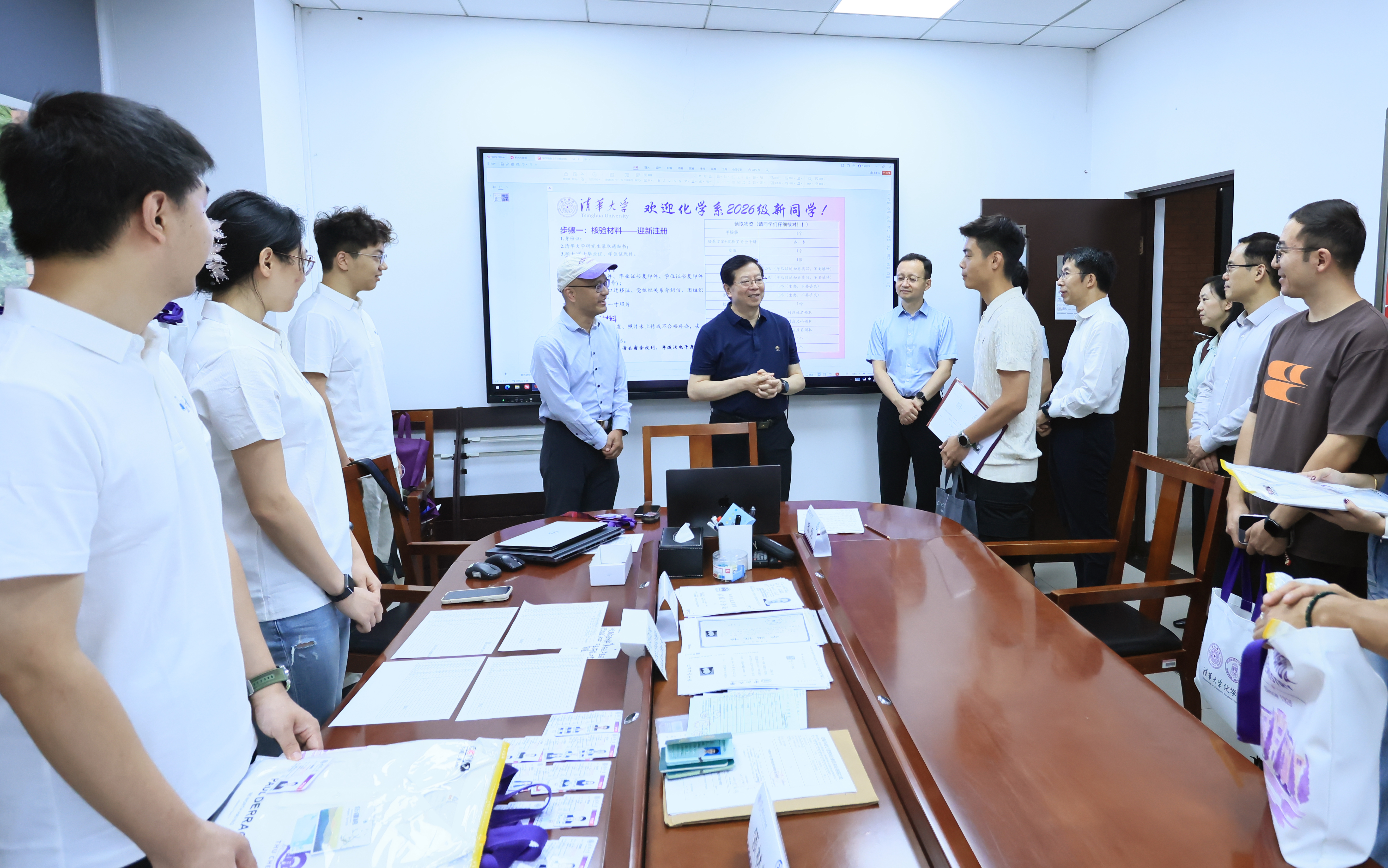 20260826-校领导检查研究生迎新-孙波-邱勇与化学系新生交流2.JPG