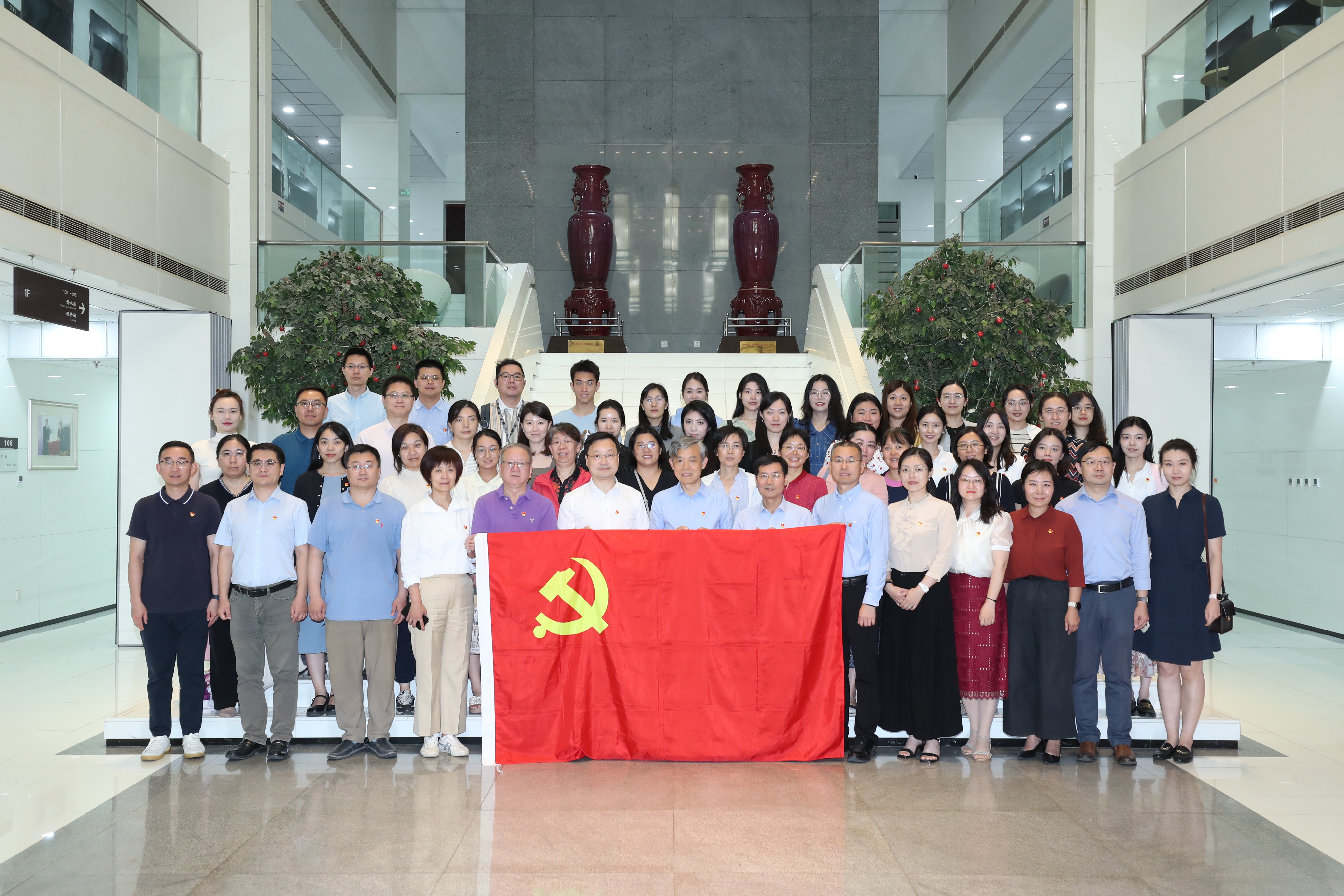 20230619-公管学院国际所党支部、博21党支部与国际处党支部开展联学共建活动-侯晓军-与会人员合影.JPG