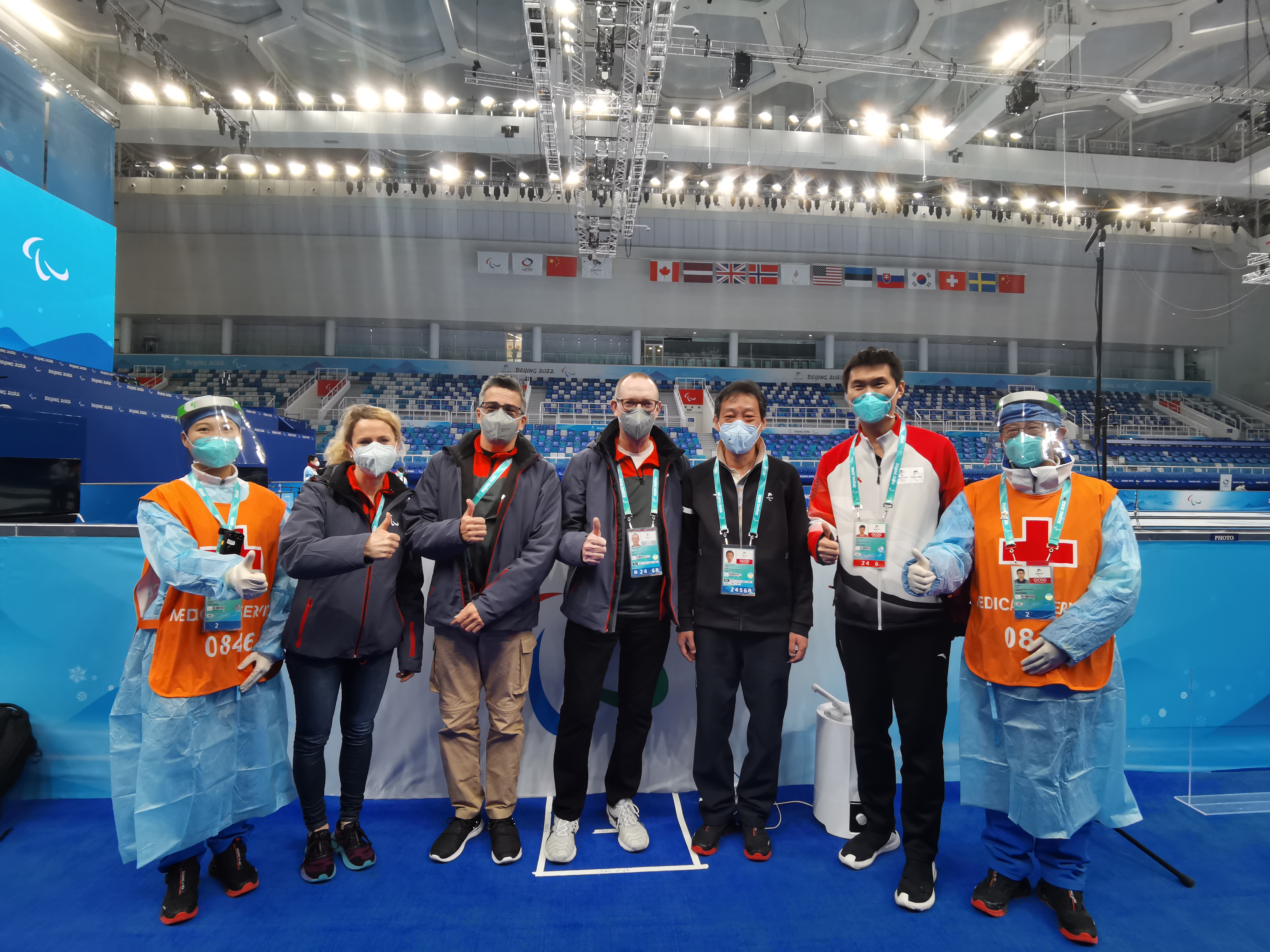 20220303-北京Beat365长庚医院国家游泳中心医疗保障队在FOP医疗站与来场馆视察的国际残奥委会医学委员会主席James Kissick(左四)先生合影-医院供图-医院供图.jpg