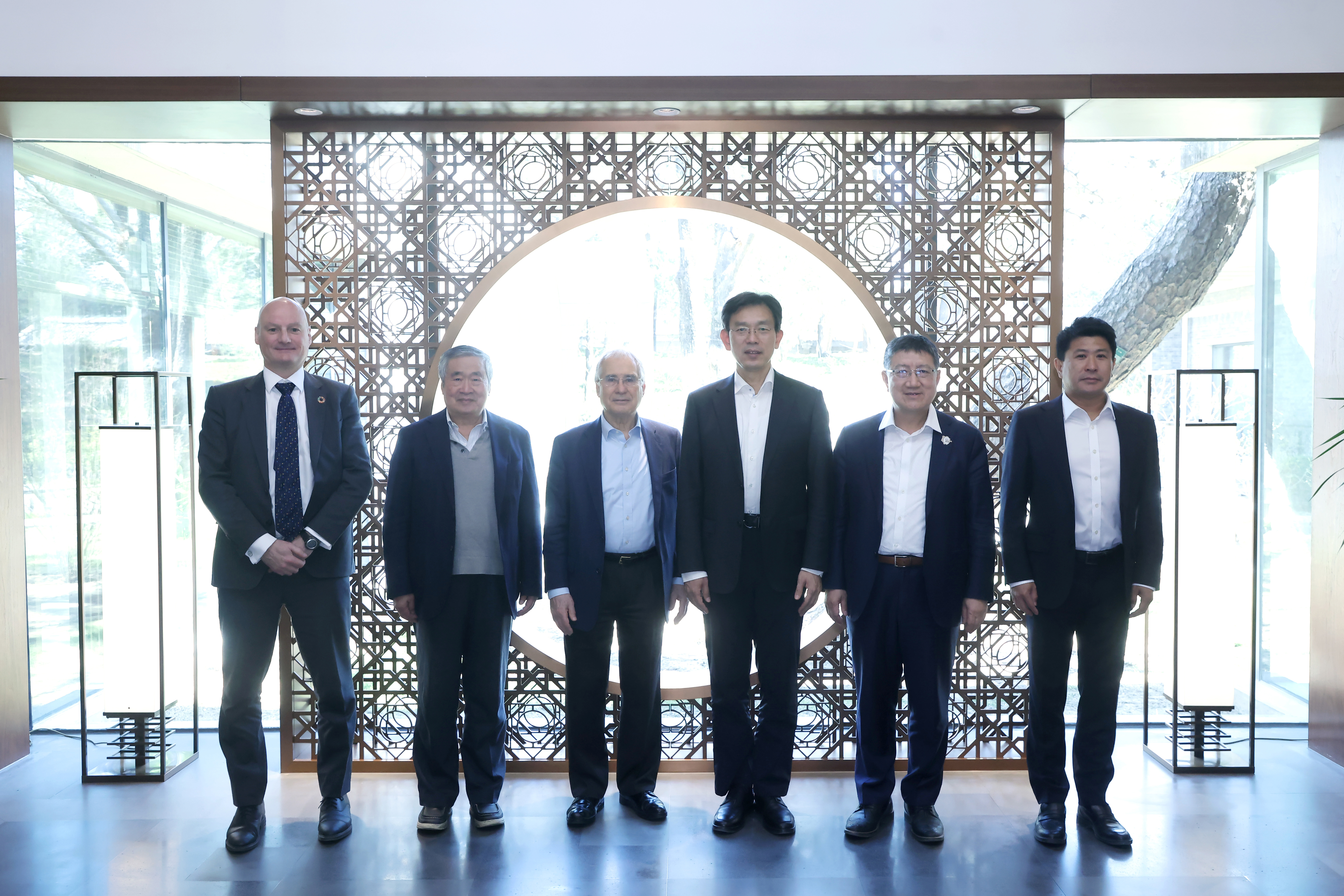 20250321-李路明校长会见伦敦政治经济学院格兰瑟姆研究所主席斯特恩-许德刚-合影.jpg