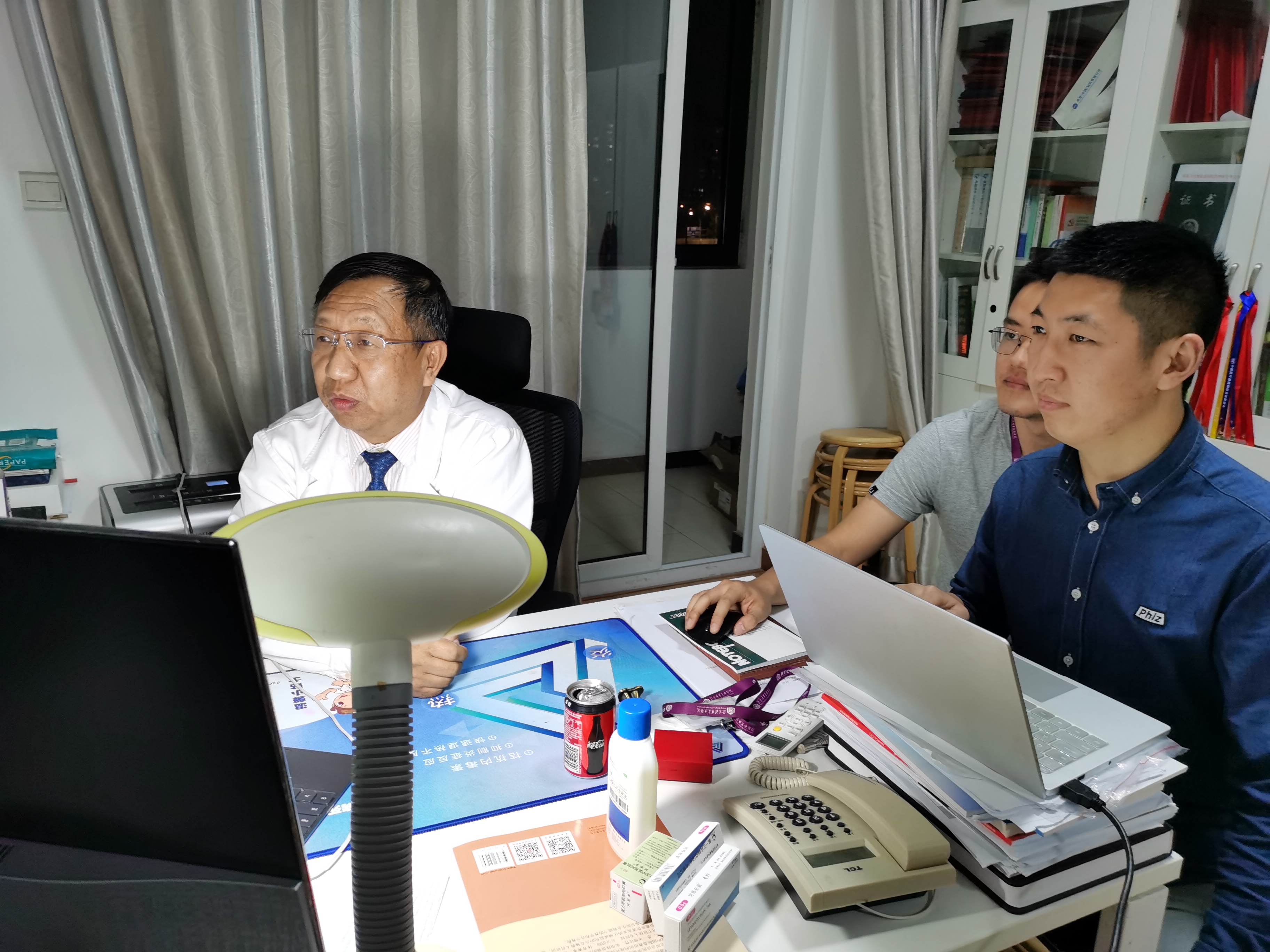 20201112-医院供图-全科医学科-王仲(左一)在为学生进行课题指导.jpg