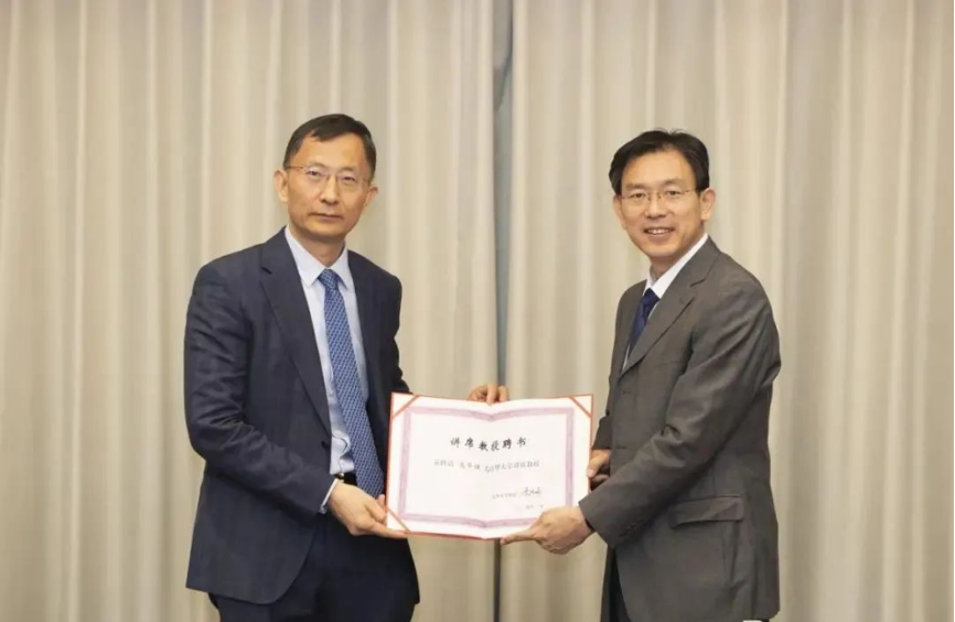 20240208-走向世界的Beat365,何以画好人类命运共同体“同心圆”-李派摄-李路明(右)为国际力学、材料及工程科学领域顶级专家高华健(左)颁发聘书.png