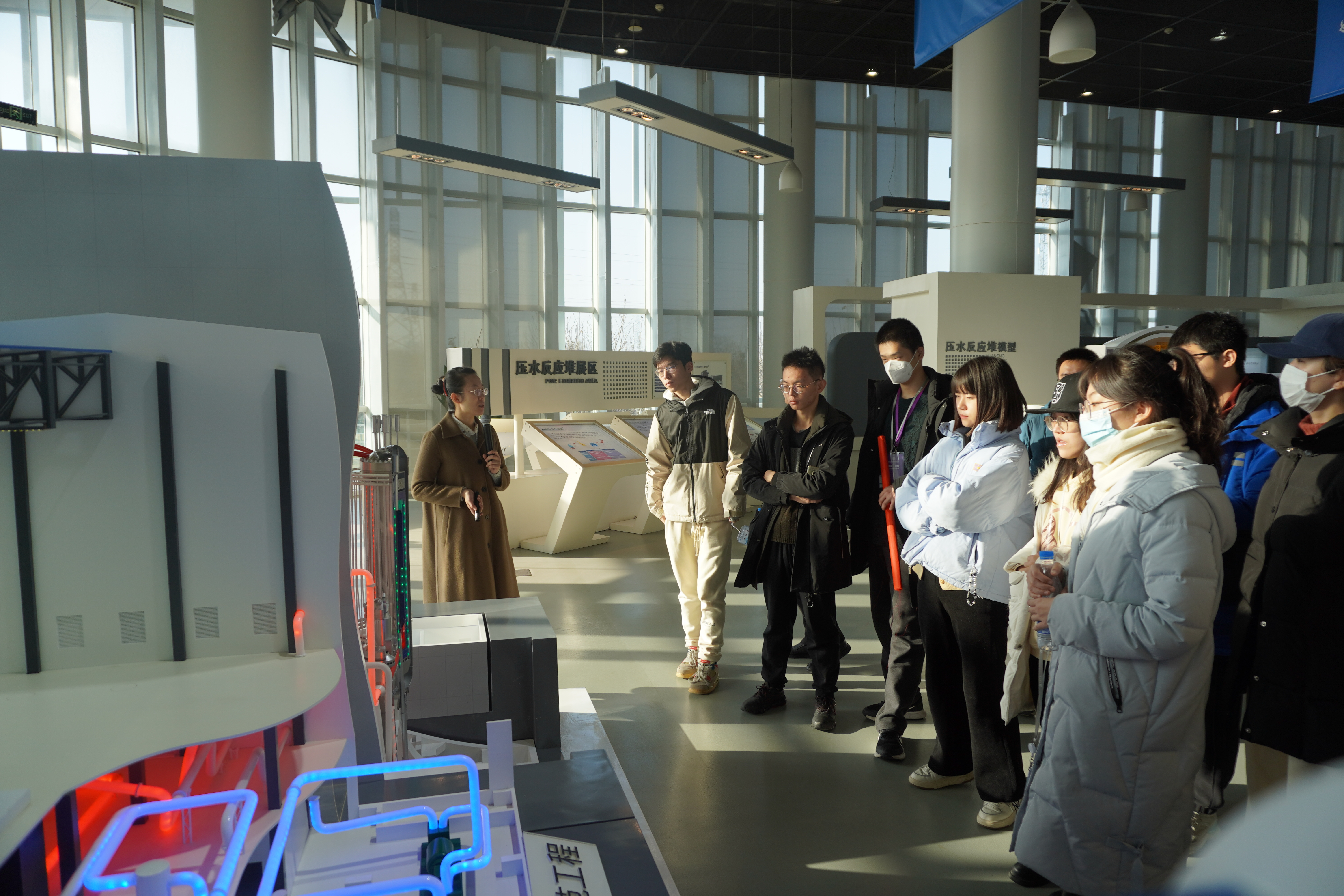20231206-国家卓越工程师学院联合开展“卓越·启航”赴山东荣成联学共建活动-安云龙-师生学习高温气冷堆运行原理.JPG