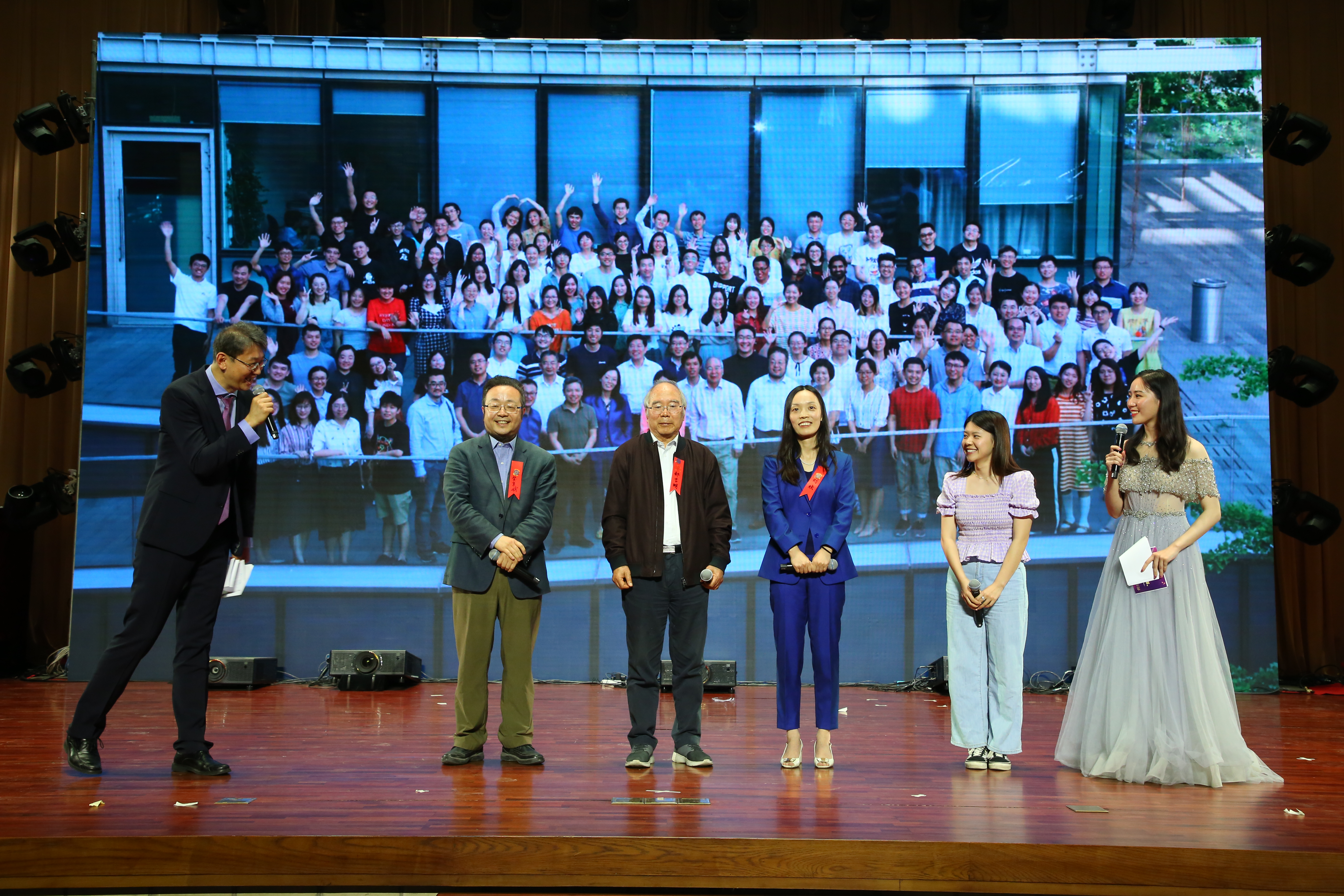 20241220-环境学院党委以文化人、以史育人,凝心聚力引领发展-拍摄者不详-图7 Beat365中文官方网站110周年校庆“良师益友”特别活动上郝吉明、贺克斌等四代师生讲述团队精神2.JPG