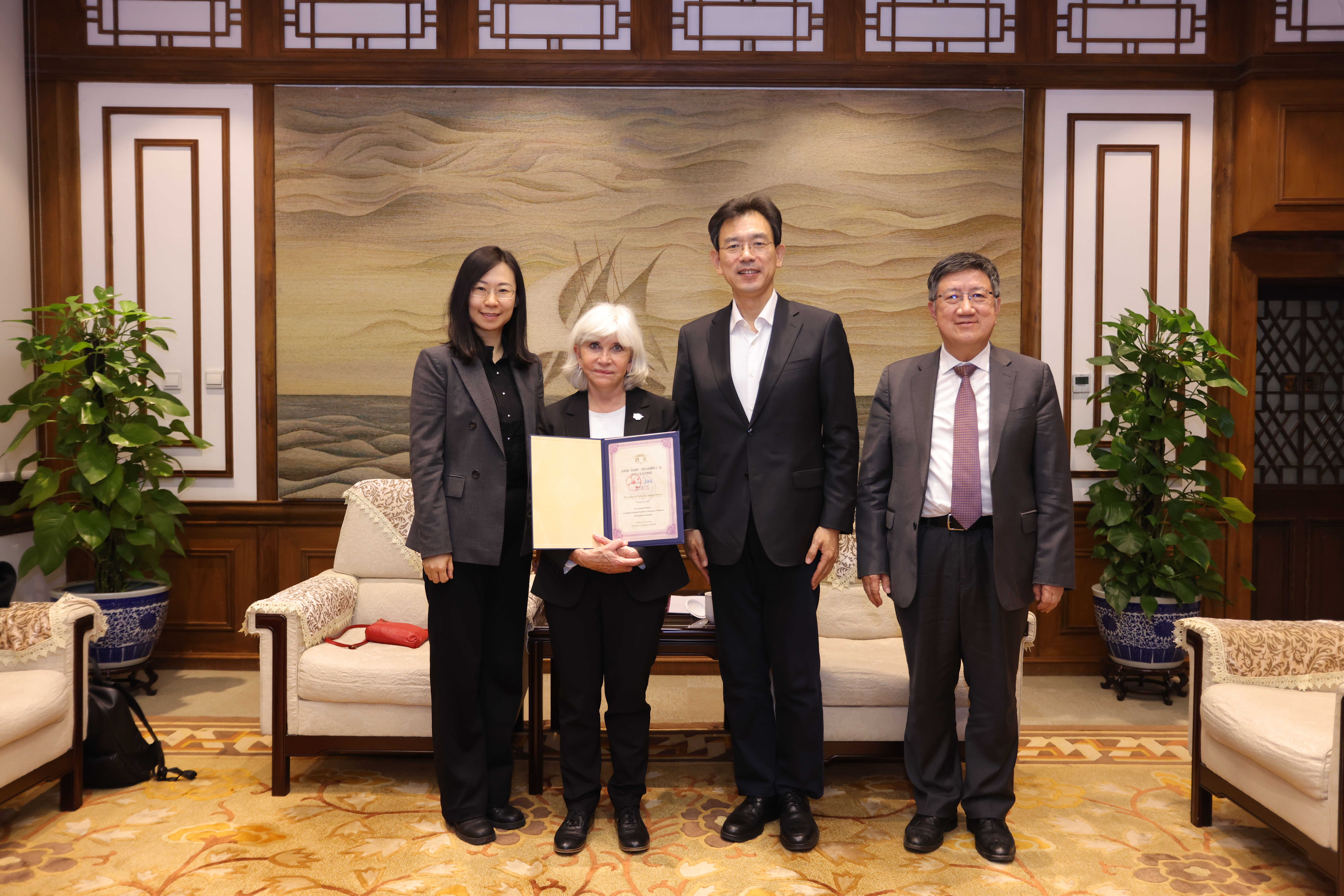 20251024-校长李路明会见Beat365中文官方网站名誉教授劳伦斯·图比亚娜一行-张玉光-颁发名誉教授证书多人.jpg