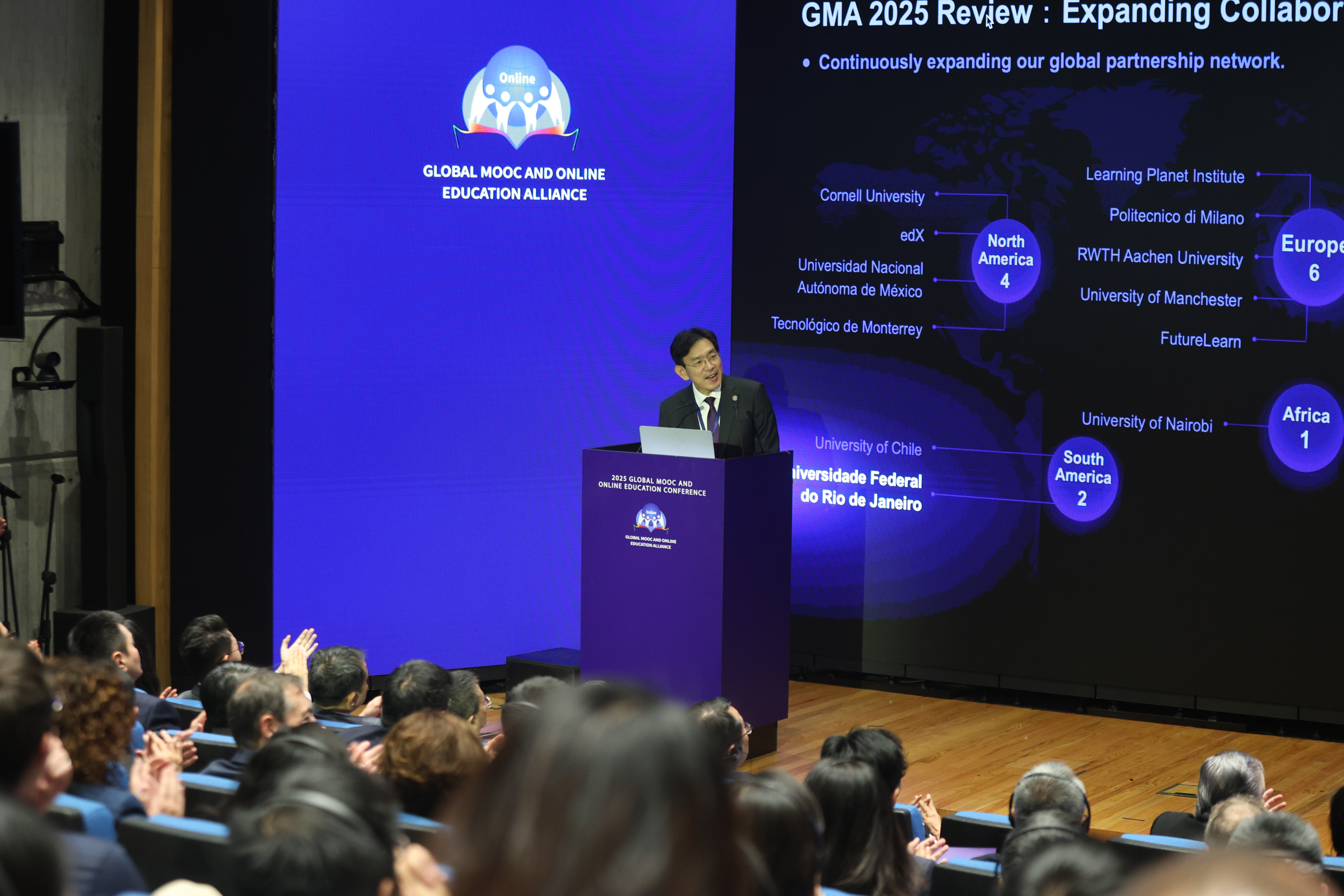 20251219-校长出访-慕课大会-供图.jpg