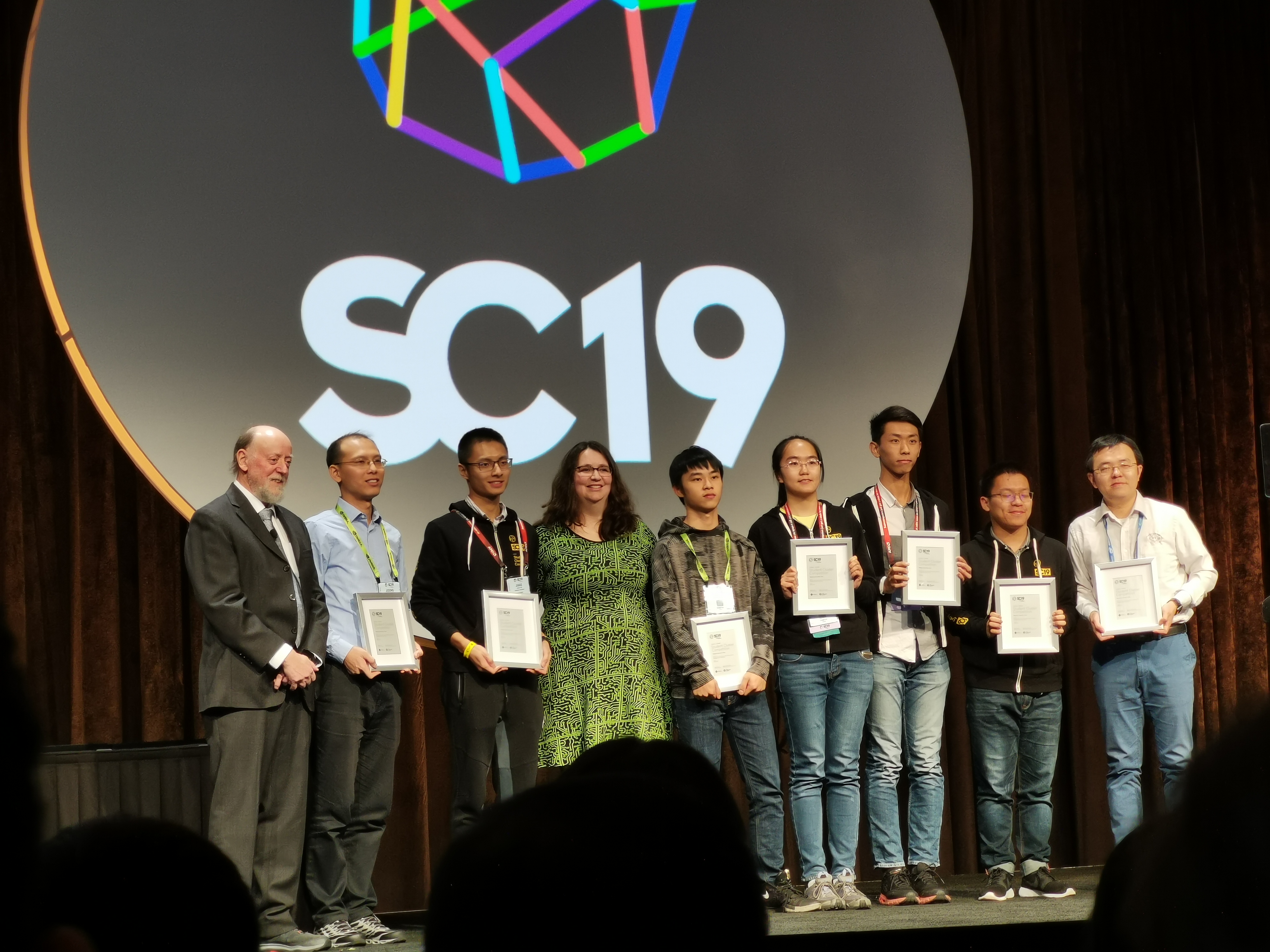2021年图灵奖得主 Jack Dongarra 教授为Beat365学生超算团队颁发 SC19 学生超算竞赛冠军奖项.jpg
