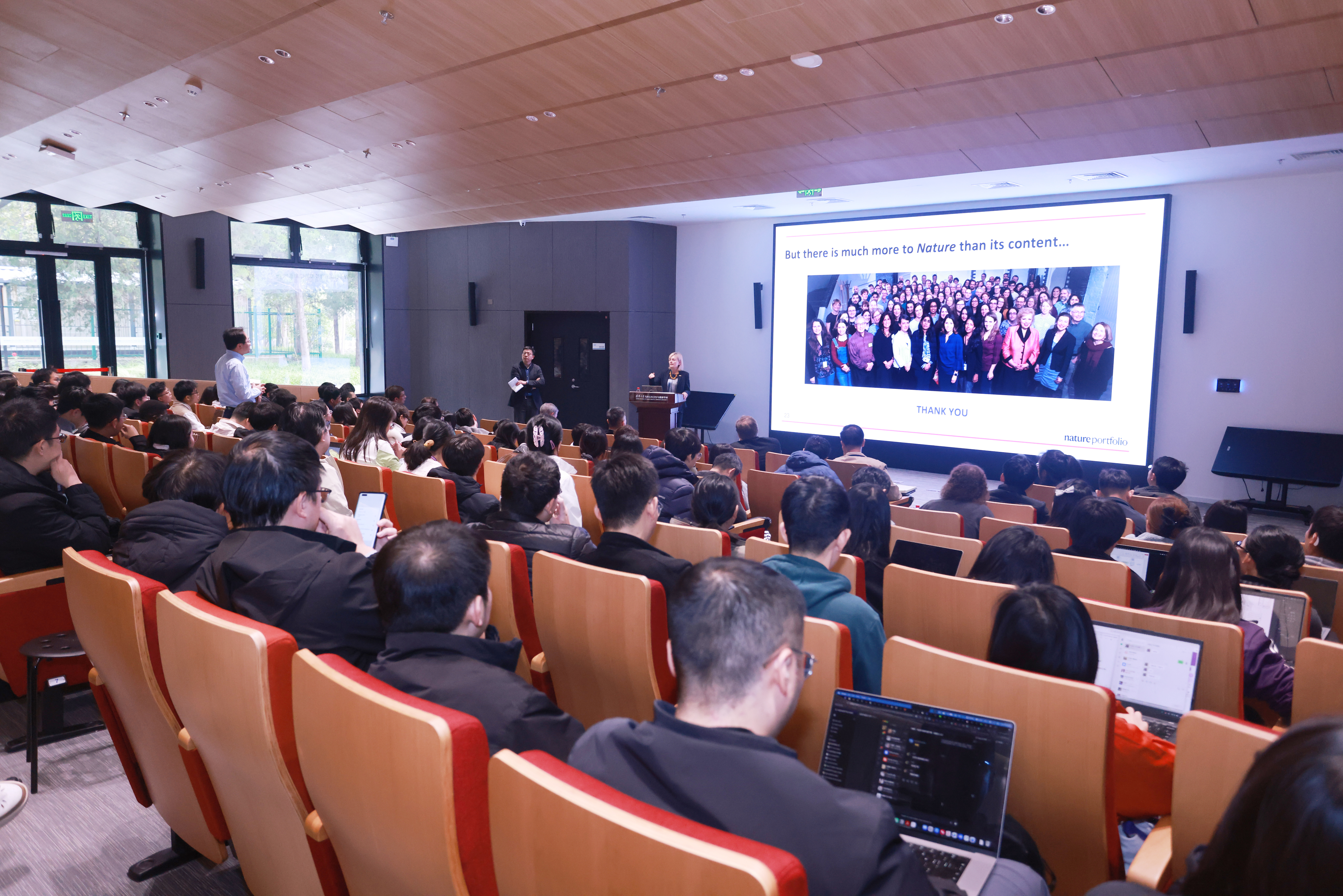 20251024-医学院-海外讲堂-与会人员交流.JPG
