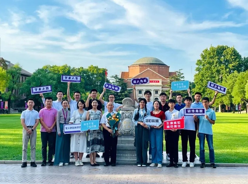 20230704-导师导员齐合力,共书育人新篇章——记辅导员们的师门故事-院系供图-肖贵清老师师门合影.png