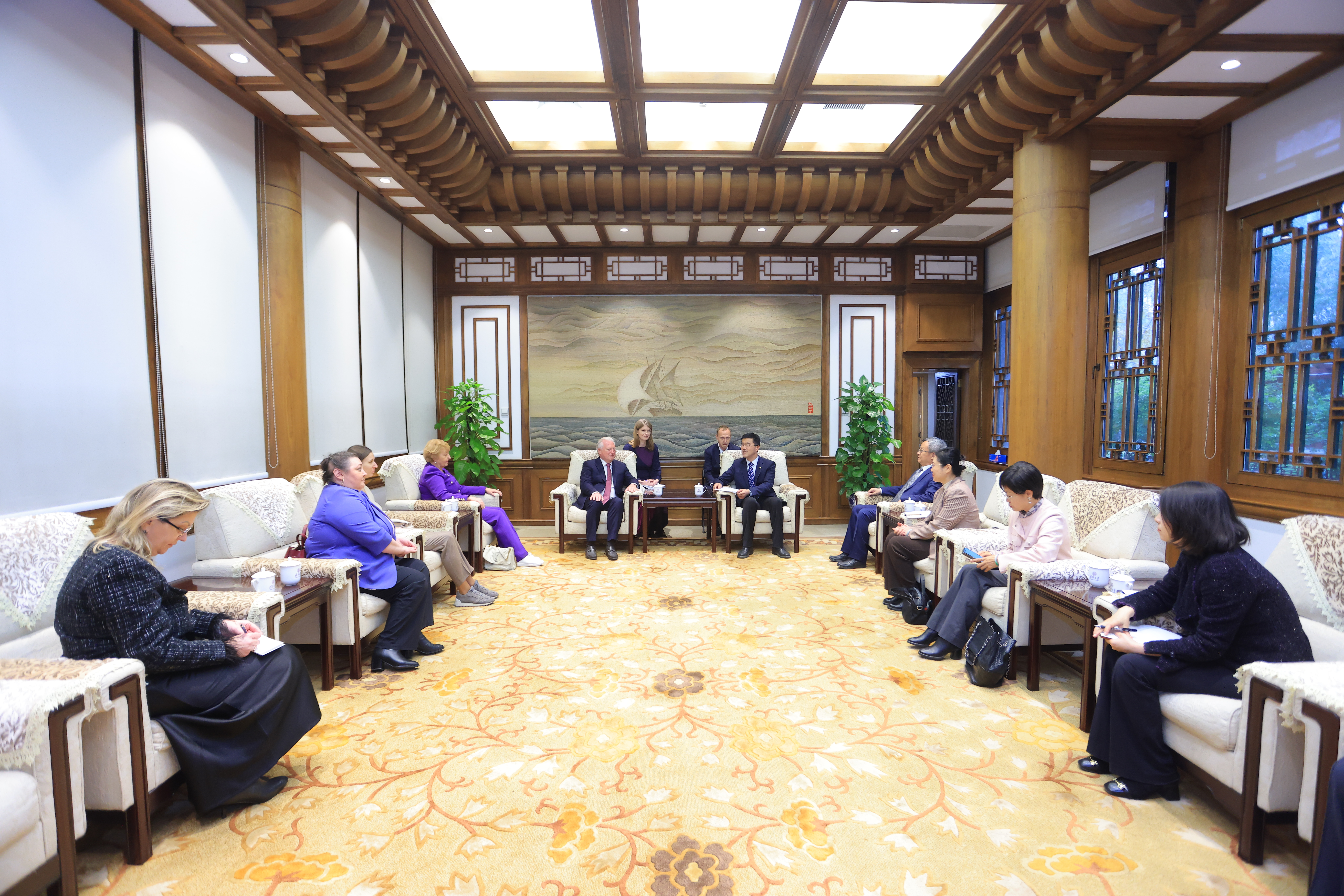 20251106-过勇会见圣彼得堡国立经济大学校长-会谈现场-无.JPG