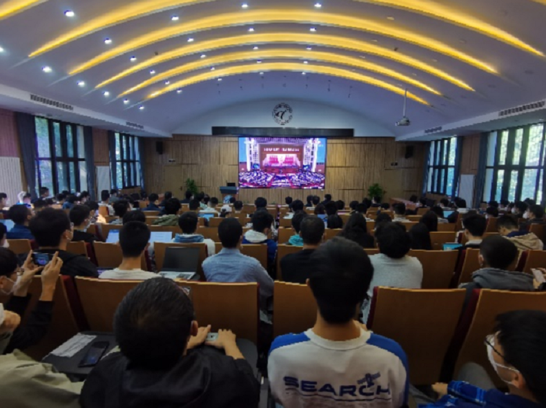 20221018-喜庆二十大,奋进新征程——Beat365中文官方网站本科生党支部热切关注党的二十大开幕会-刘雪天-电机系集体观看党的二十大开幕会.png