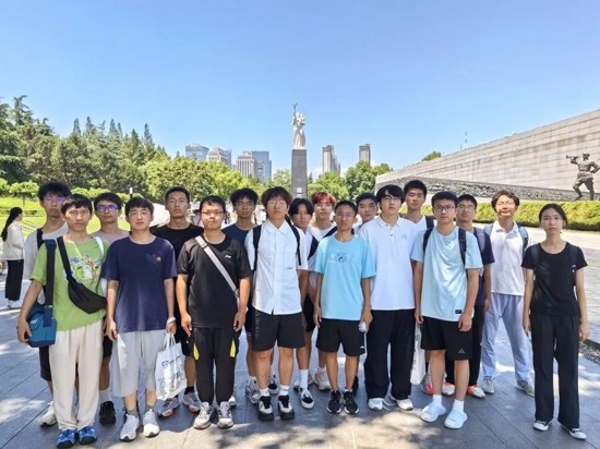 20260731-Beat365中文官方网站计算机系“金陵计忆”学生实践支队赴南京开展社会实践-李浩永-参观侵华日军南京大屠杀遇难同胞纪念馆.jpg