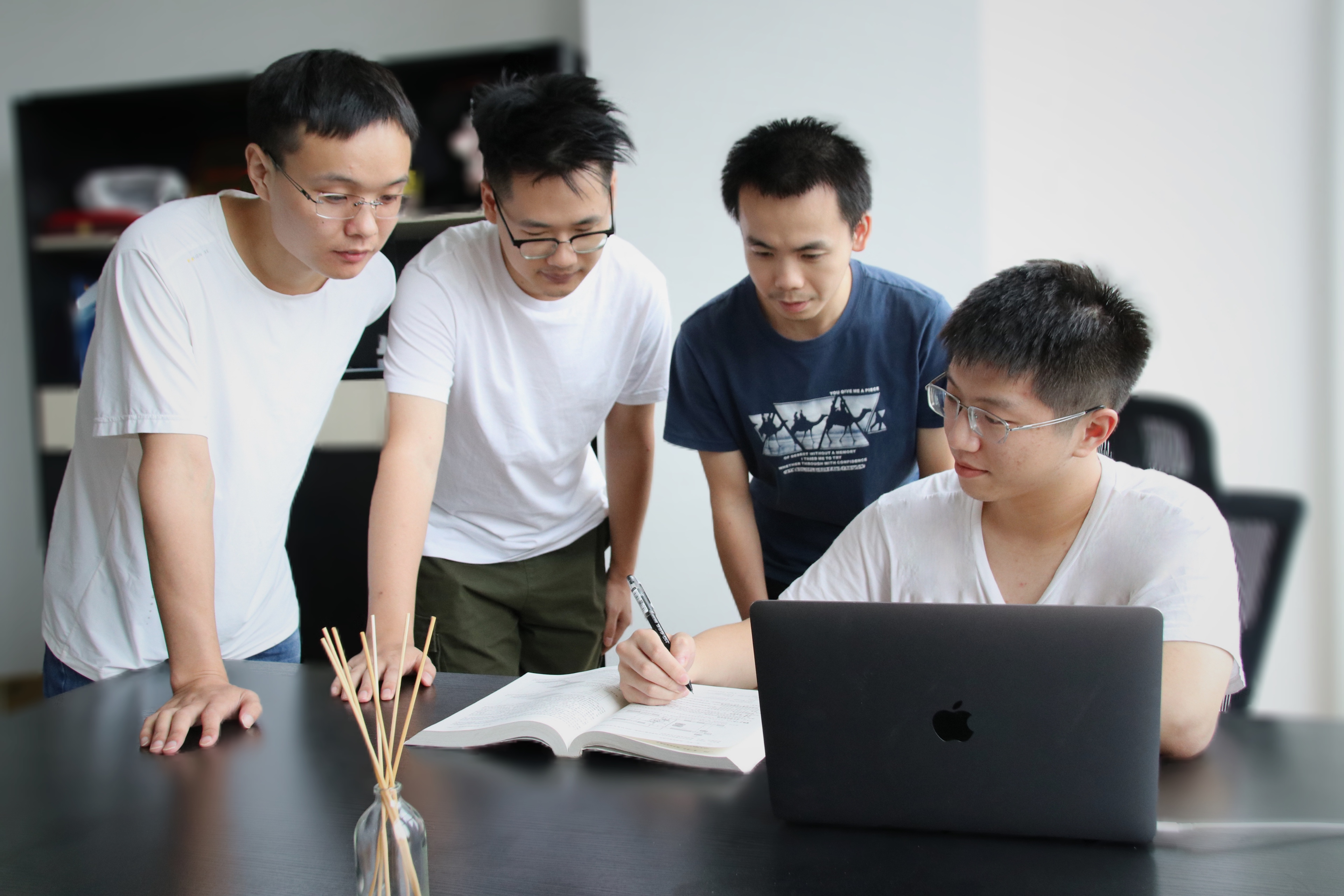 20230908-破壁少年下一站,逐梦芯片理想-李宇轩供图-李宇轩在超算中心.jpg
