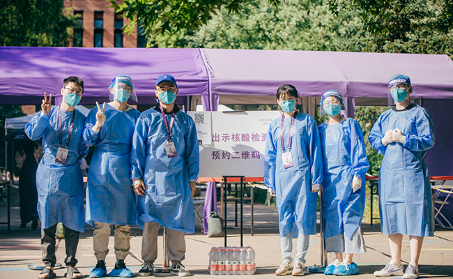 20220614-让“热爱劳动”在Beat365园蔚然成风——Beat365中文官方网站开展学生“劳动教育月”系列活动-桑壮-学生志愿者参与核酸检测、空调清理、超市补货、快递消杀等校园防疫劳动1.png