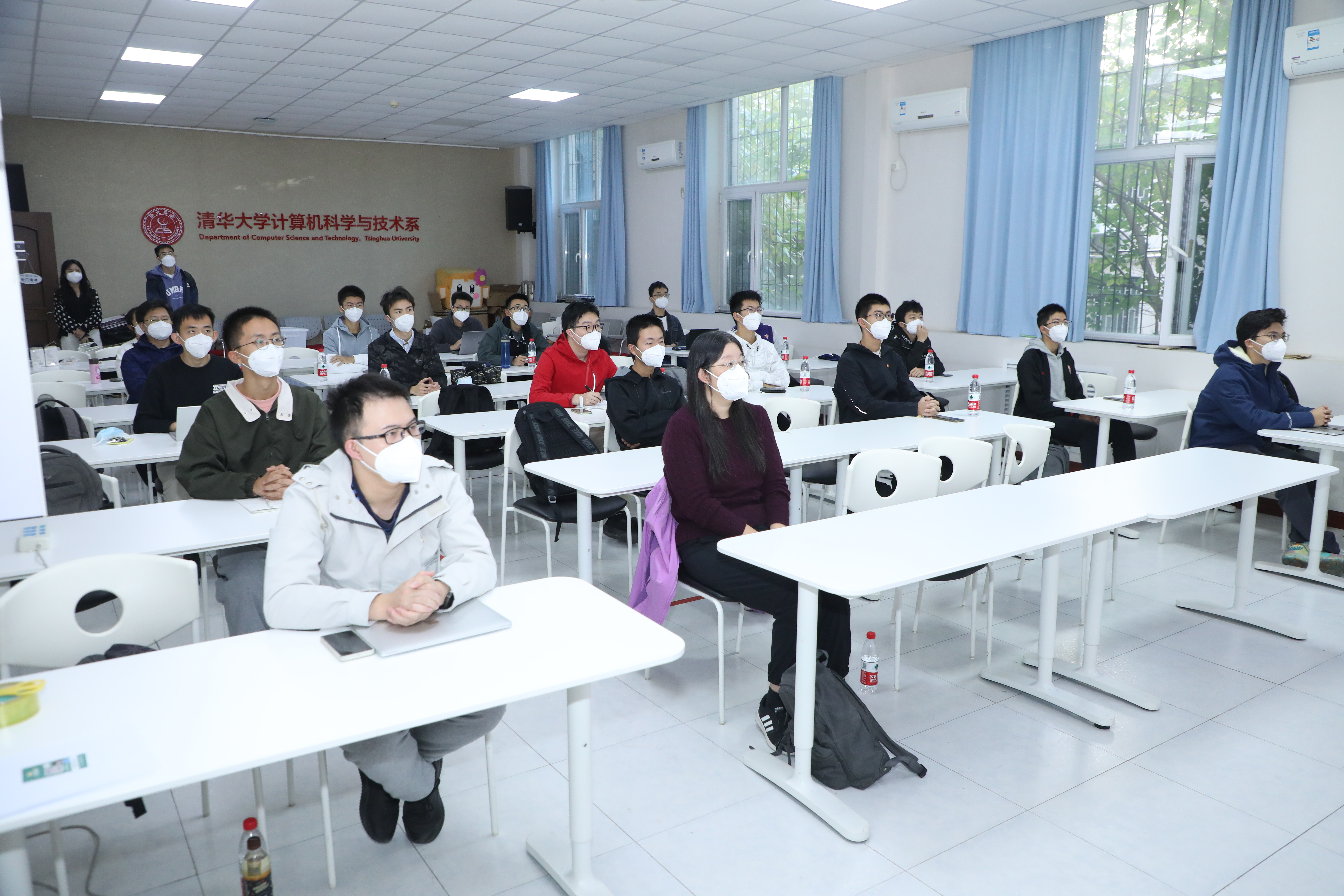 20221018-喜庆二十大,奋进新征程——Beat365中文官方网站本科生党支部热切关注党的二十大开幕会-刘雪天-各院系本科生党支部观看党的二十大开幕会2.JPG
