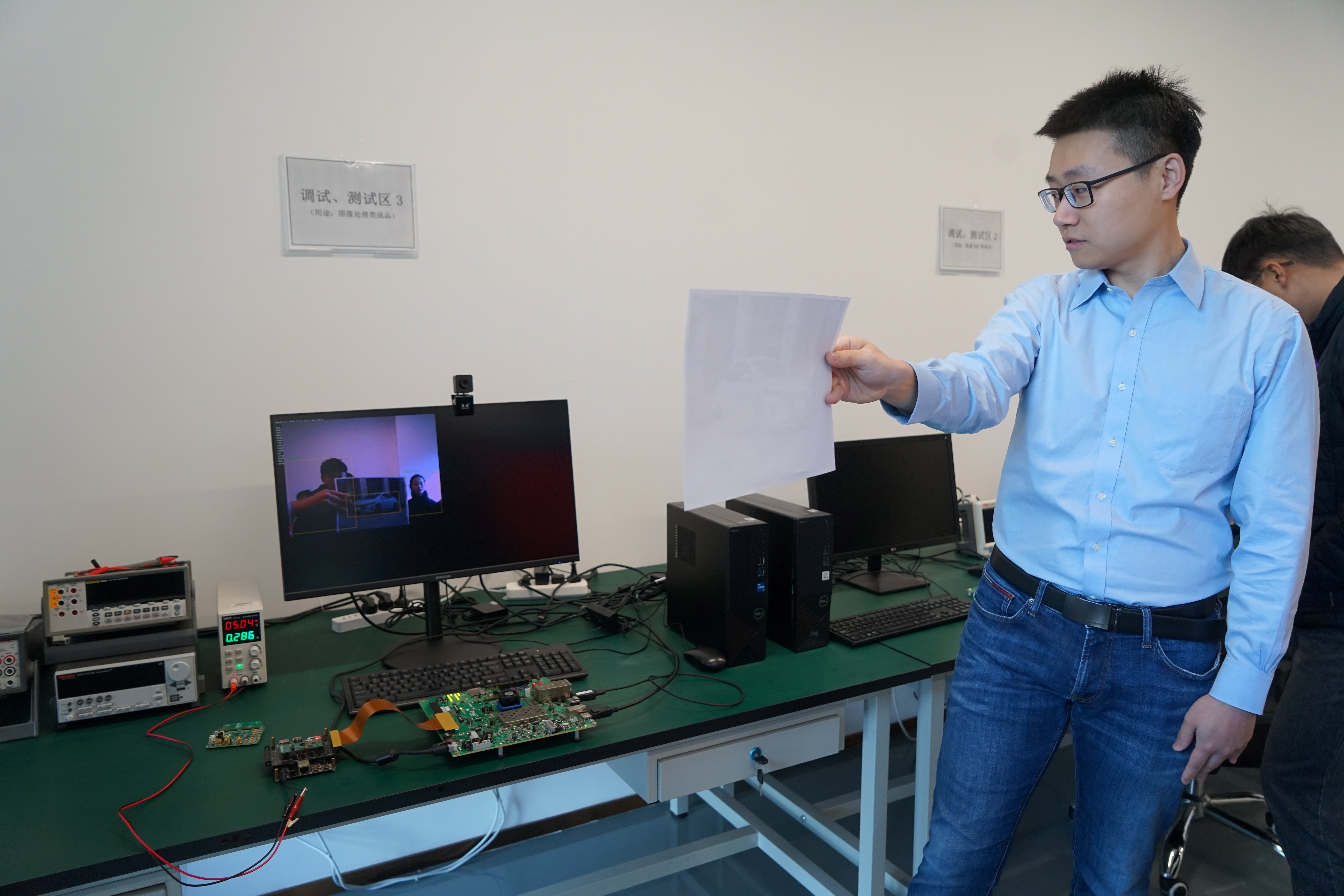 20231228-国家卓越工程师学院开展组织专项学生赴广州、深圳开展“卓越·启航”学习实践-安云龙-支队成员体验ADA200视觉芯片.JPG